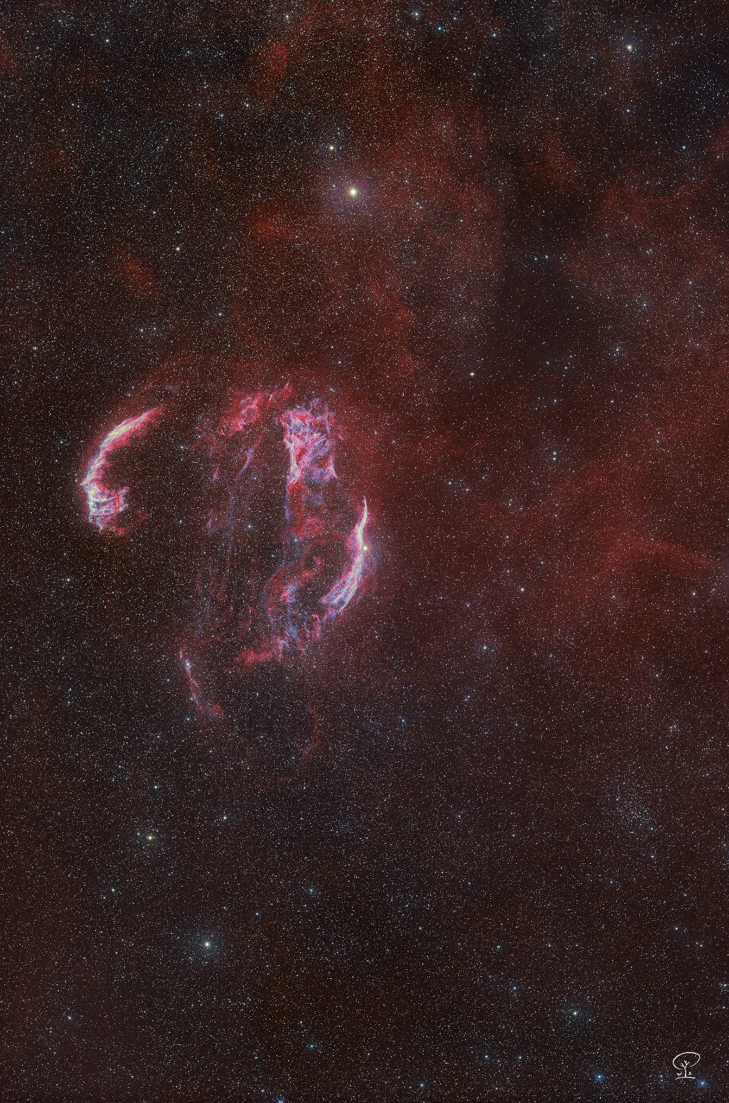 veil_itelescope Der Schleiernebel, aufgenommen mit Teleskop T80 von iTelescope in Fregenal de la Sierra, Spanien. Belichtungszeit grob 2h insgesamt. T80 besteht aus einem Samyang 135mm Objektiv@f2.8 in Kombination mit einer ZWO ASI2600MM Pro Kamera und teuren Filtern. Ich finde diese Kombination nicht ganz optimal, man hätte hier auf einen Sensor mit kleineren Pixeln setzen sollen, wie es etwa eine ASI294MM-Pro oder eine ASI183MM-Pro bieten kann. Denn die Abbildung der kleinsten Sterne ist hier mehr als grenzwertig und auch schwer zu einem schönen Bildeindruck zu verarbeiten.