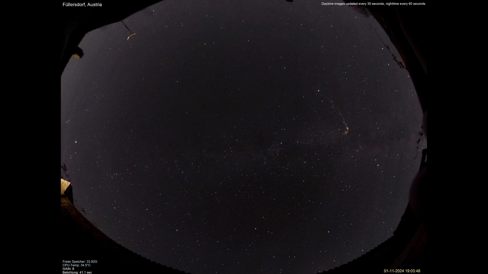 01_11_24_4k_nosound Am 1. November 24 um 19:00 Uhr ist etwas in die Atmosphäre eingetreten, das 35 Minuten lang für eine deutlich sichtbare Rauchwolke am Himmel gesorgt hat. Das Video zeigt 36 jeweils 41 Sekunden belichtete Bilder als Zeitraffer.