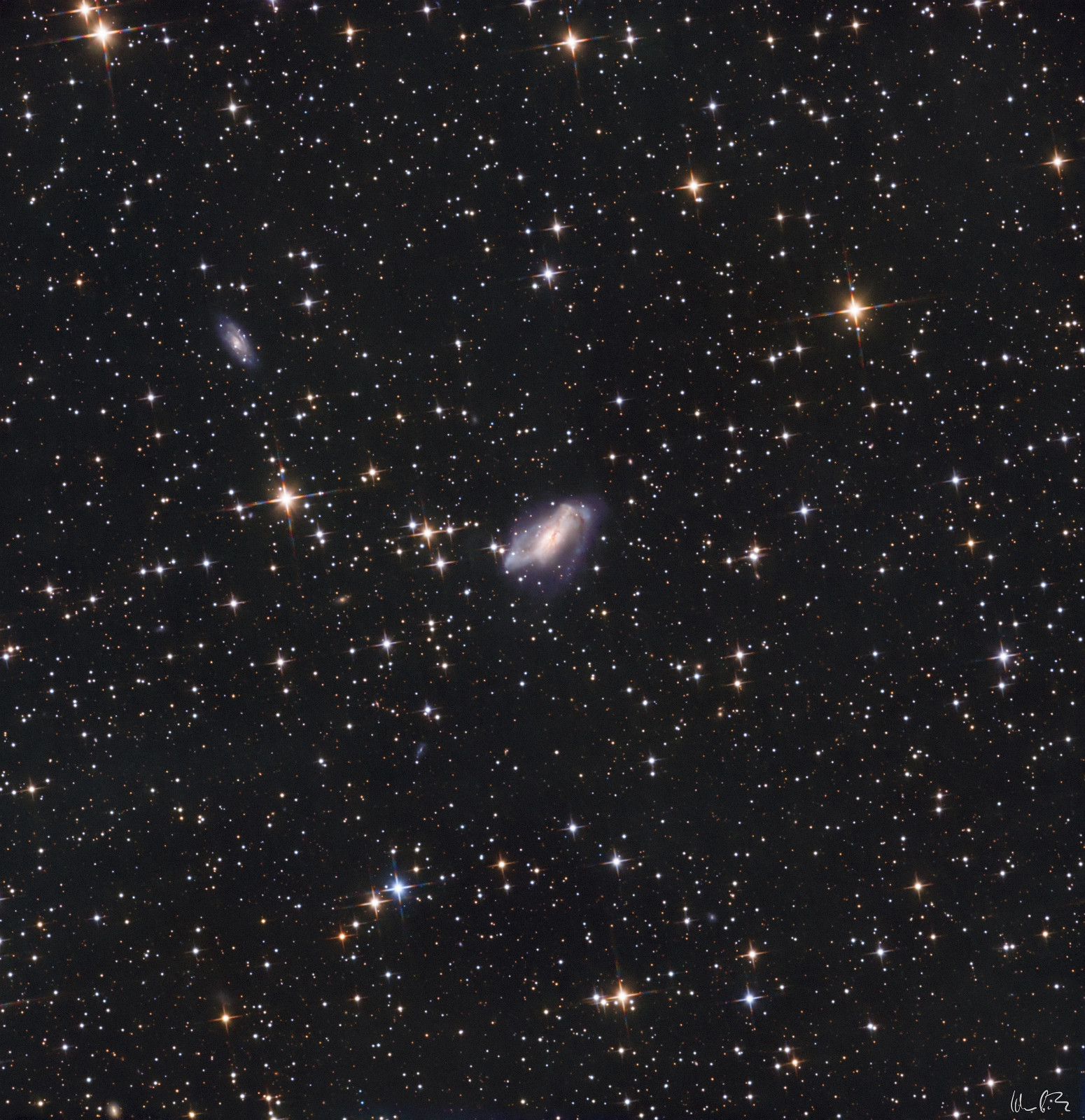 2146 RGB Aufnahme mit dem kleinen Newtonteleskop von NGC 2146 und dessen Umgebung. Es sind fast 33 Stunden Belichtung zusammengekommen, was der Tiefe der Aufnahme dienlich ist, es sind einige kleine Galaxien im Hintergrund zu sehen, die noch namenlos sind. Ein größeres Bild dieser Galaxie ist in der Experimente-Kategorie zu finden, wo ich sie mit dem Maksutov-Teleskop fotografiert habe.