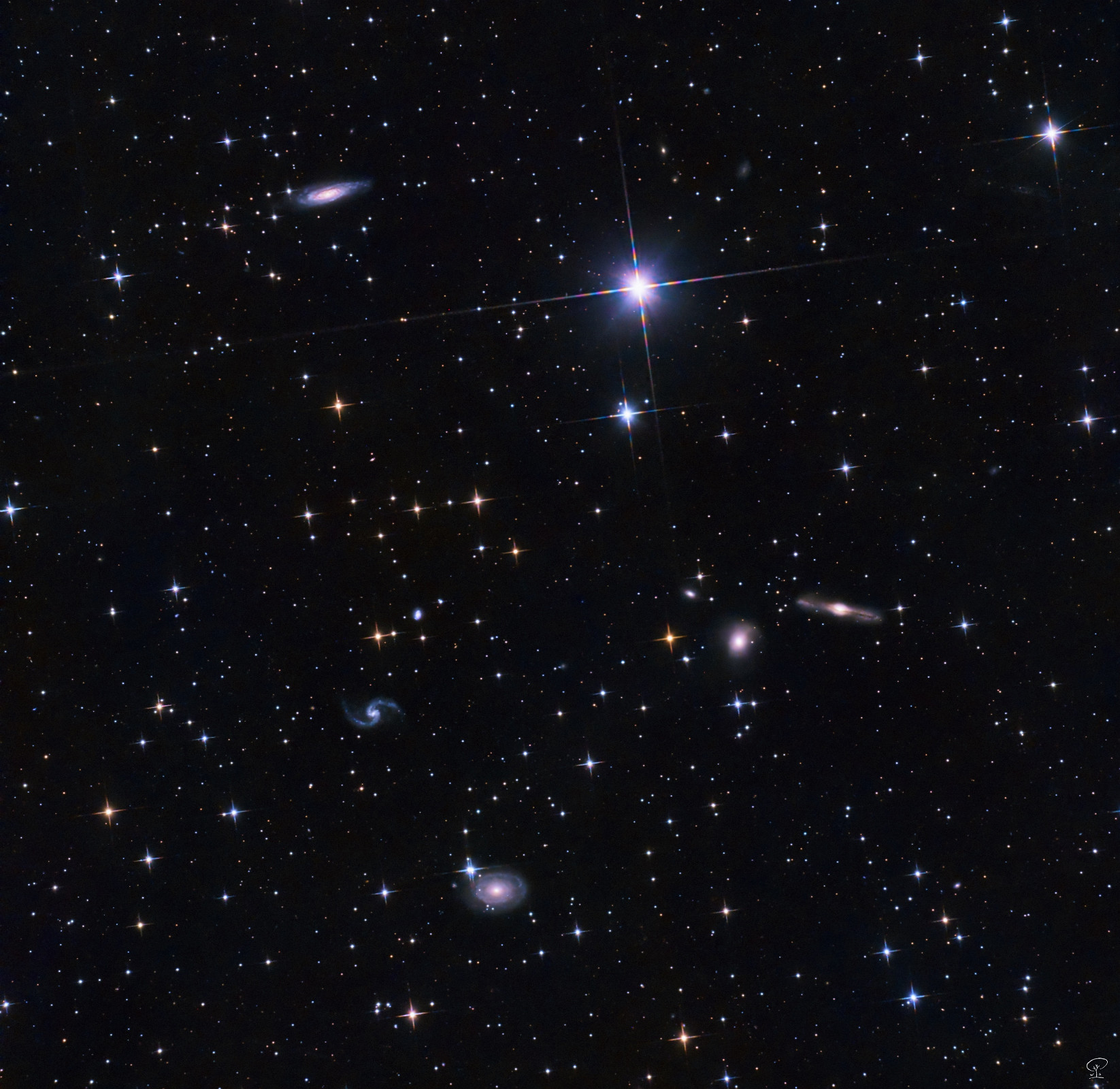 ARP31 und NGC691-Gruppe ARP31 und die NGC691-Galaxiengruppe Das ist die NGC 691 Galaxiengruppe im Sternbild Widder. Rechterseits etwas unterhalb der Mitte sind zwei Galaxien in Wechselwirkung (NGC 678 und NGC 680), wenn man mit einem großen, lichtstarken Teleskop aufnehmen würde, wären zwischen den beiden zarte Gezeitenschweife zu sehen. ARP 31 (IC 167) ist die zweiarmige Balkenspiralgalaxie mitte links unten, NGC 691 unten im Bild ist fast in Aufsicht zu sehen, sie hat mehrere ringförmige Strukturen. Belichtungszeit: 8h 54min Teleskop: Skywatcher 130PDS Kamera: ZWO ASI533MC-Pro Filter: UV/IR-cut