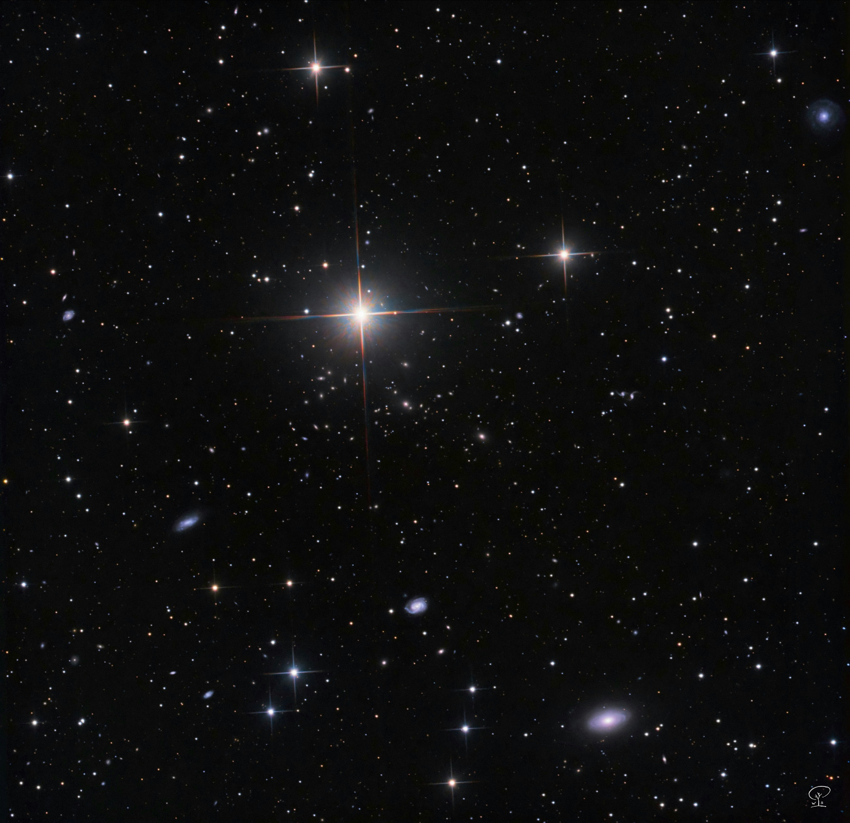 Abell 1377 Galaxiencluster A1377 - ein ganzer Haufen Galaxien (hab sie nicht gezählt). Der dominante Stern macht dieses vermeintlich einfache Motiv zu einer kleinen Herausforderung. Teleskop: Skywatcher 130/650 PDS Kamera: ZWO ASI533MM-Pro Filter: Luminanz/Rot/Grün/Blau Nachführung: ZWO AM5 Steuerung: ZWO ASIAIR Pro Software: Astropixelprocessor, Pixinsight, LuminarNEO, Olympus Workspace Belichtung: je 100x 60s für R/G/B und 60x 30s für L