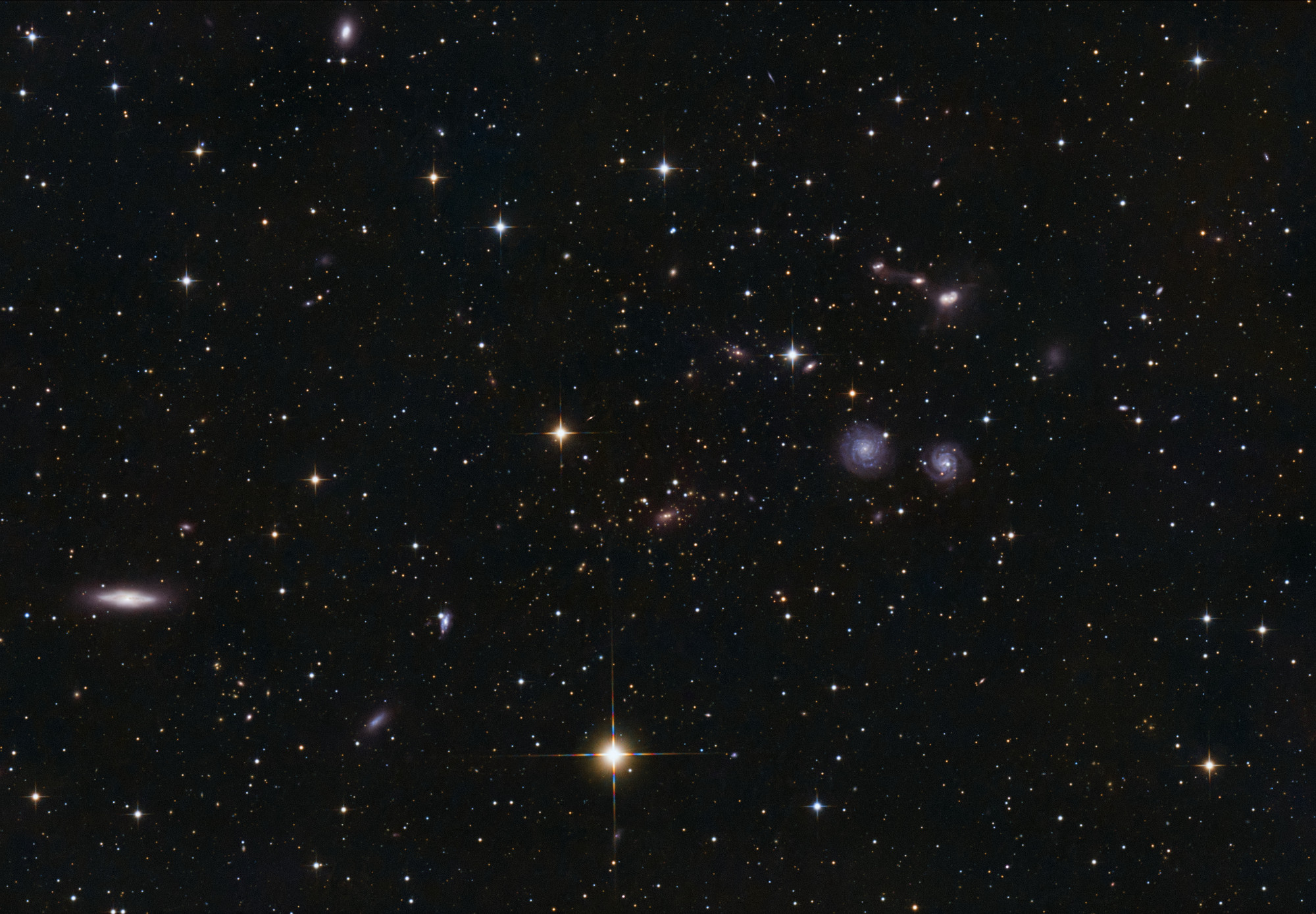 Abell 1541 Der Galaxienhaufen Abell 1541 schmückt sich rundum mit ausgesprochen hübschen Exemplaren von Galaxien. Das ist das zweite Bild, das mit dem neuen Lacerta Newton und der fein auflösenden ZWO ASI183MC-Pro Farbkamera entstanden ist. Das nächste Bild wird mit meiner Monochromkamera gemacht, die noch etwas empfindlicher ist, dafür ist der Aufwand größer. Und ja, es werden erneut Galaxien fotografiert - wir haben schließlich Galaxiensaison. 😉 Belichtungszeit hier war 553 x 60 s.
