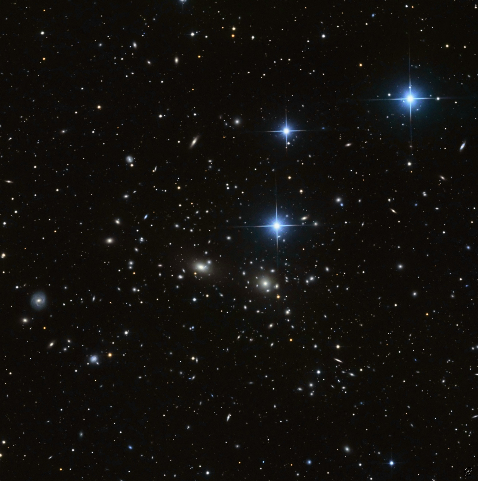 Abell 1656 Coma-Galaxienhaufen Abell 1656 Ich weiß nicht warum, aber Galaxienhaufen finde ich faszinierend. Der Coma-Galaxienhaufen ist eine riesige Ansammlung von über 1000 Galaxien im Sternbild Haar der Berenike (Coma Berenices). Laut Wikipedia hat dieser Haufen einen Durchmesser von 20 Millionen Lichtjahren. Teleskop: Skywatcher 130/650 PDS Kamera: ZWO ASI533MM-Pro Filter: Optolong L/R/G/B Nachführung: ZWO AM5 Steuerung: ZWO ASIAIR Pro Belichtung: insgesamt 5h 31min