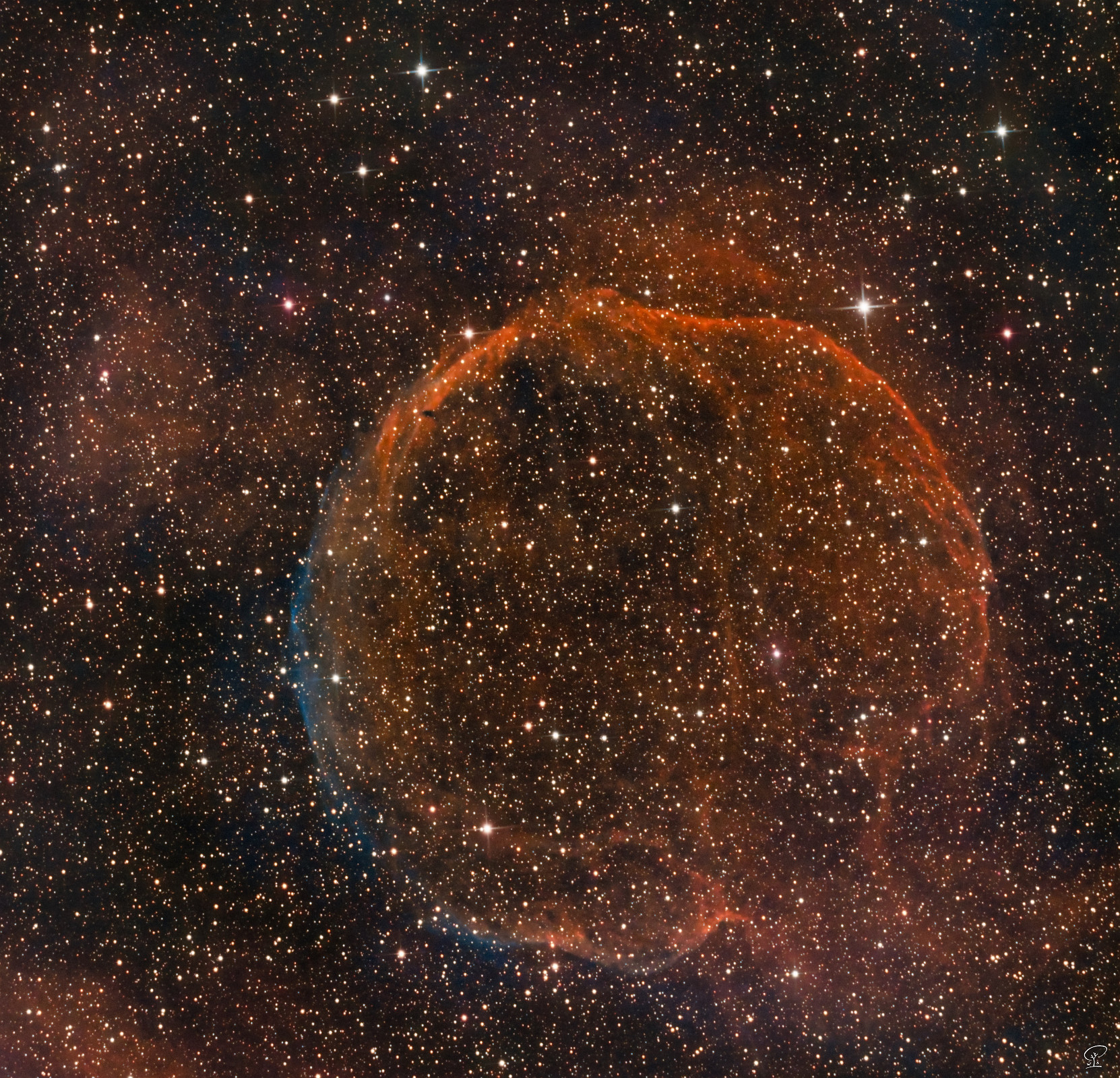 Abell 85 Der sehr schwach leuchtende Supernova-Überrest Abell 85. Nach 14h 48min war dann endlich genug Belichtungszeit gesammelt, um diese Erscheinung deutlich zu machen. Kamera: ZWO ASI533MC-Pro (-10°C Sensorkühlung) Optik: leicht modifiziertes Skywatcher 130/650 PDS Newtonteleskop Nachführung: Skywatcher HEQ5Pro Steuerung: ZWO ASIAIR Pro