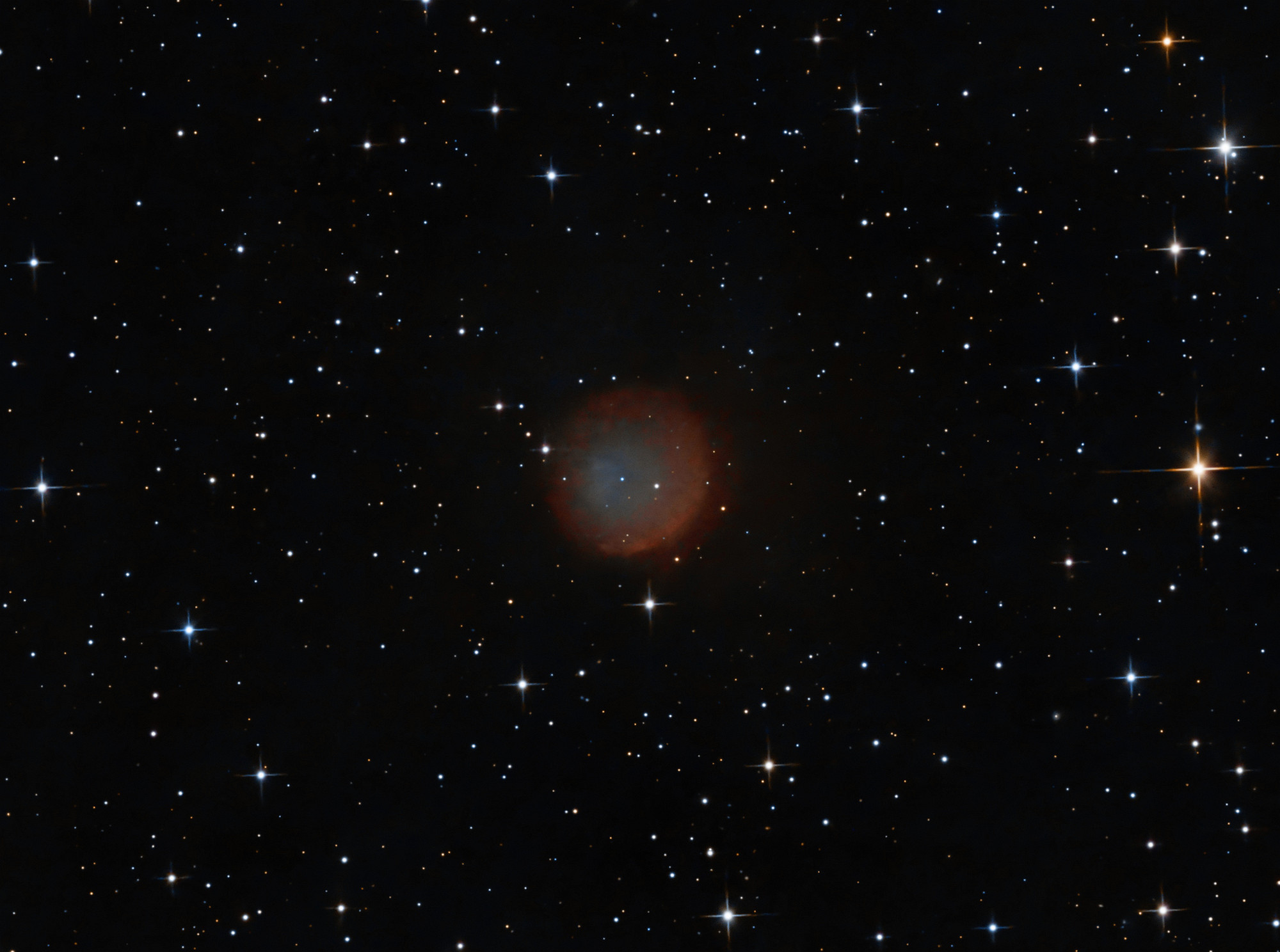 Abell28_ neu_final_crop Planetarischer Nebel Abell 28 (Ausschnitt) Dieser PN ist so leuchtschwach, dass ich beinahe einen persönlichen Rekord an Belichtungszeit aufstellen musste um ihn so abbilden zu können. Teleskop: Skywatcher 130/650 PDS Kamera: ZWO ASI533MM-Pro Filter: Ha und OIII Belichtung: 45h 25min