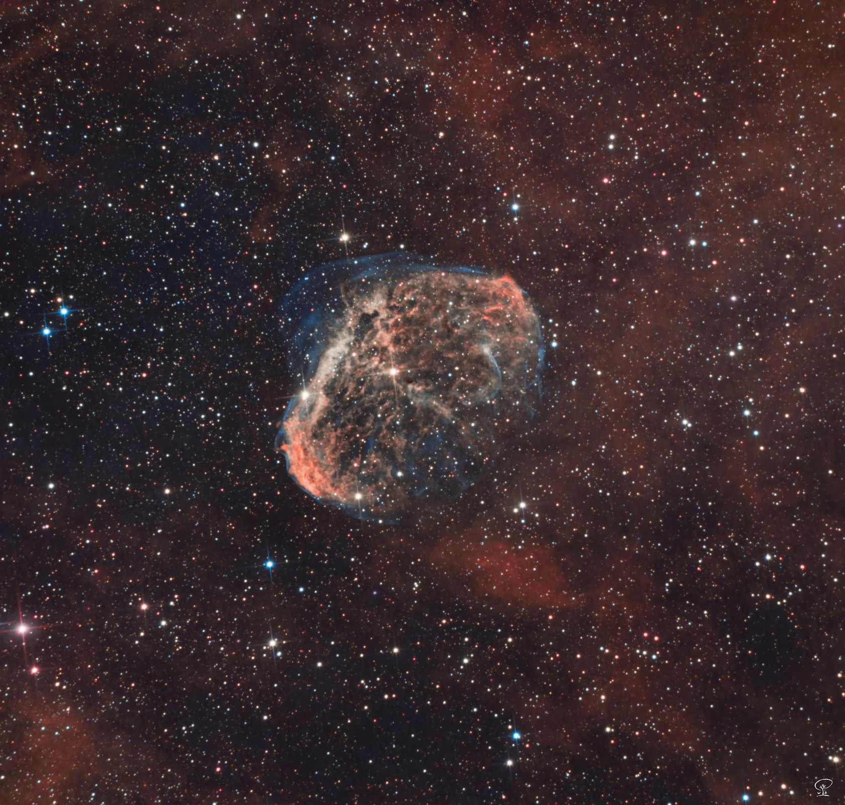 Crescent_650mm (2) NGC 6888, der Sichelnebel NGC 6888 ist ein Emissionsnebel im Sternbild Schwan, der 4700 Lichtjahre von der Erde entfernt ist. Er wird auch Crescent Nebel, Sichelnebel oder Mondsichelnebel genannt. NGC 6888 wird von einem sogenannten Wolf-Rayet-Stern mit der Bezeichnung WR 136 beleuchtet. Vermutlich wurde das Gas des Nebels ebenfalls von diesem Stern abgestoßen. Der Emissionsnebel NGC 6888 wurde am 15. Dezember 1792 vom deutsch-britischen Astronomen Wilhelm Herschel entdeckt. Diesen Nebel wollte ich immer schon in ansprechender Größe ablichten. Durch den Erwerb eines kleinen aber feinen gebrauchten Newton-Teleskops ist mir das nun möglich geworden. Kamera: ZWO ASI533MC-Pro (-10°C) Optik: Skywatcher 130/650PDS Filter: Optolong L-eXtreme Nachführung: Skywatcher HEQ5Pro Steuerung: ZWO ASIAIR Pro Belichtung: 224x 180s (2 Nächte)
