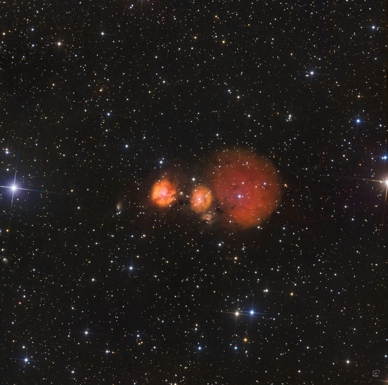 IC2162-LRGBHSO_corr IC2162 in LRGBHSO-Palette Das ist IC2162, ein wenig beachteter, kleiner Emissionsnebel im Sternbild Orion. Das ist mein erstes Bild mit der Monochromkamera ZWO ASI533MM-Pro, die ich im November 22 gekauft habe. Ich habe verteilt auf fünf Nächte alle sieben Filter im Filterrad durchbelichtet, also Ha, S2, O3, Luminanz, rot, grün, blau. Und das bei nahezu Vollmond, insgesamt fast 32 Stunden Belichtungszeit. Die Bearbeitung dieser Daten war auch etwas zeitraubend, aber ich denke, es hat sich ausgezahlt. Die orangen Bereiche stehen für ionisiertes Schwefelgas (S2), rot ist hier ionisierter Wasserstoff (H-alpha), und ionisierter Sauerstoff (O3) wäre zwischen blau und grün codiert, aber ist hier kaum vorhanden. Kamera: ZWO ASI533MM-Pro Teleskop: leicht modifiziertes Skywatcher 130/650 PDS Newton Filter: H-alpha, S2, O3, Luminanz, rot, grün, blau von Optolong in einem elektronischen 8-Positionen Filterrad von ZWO Nachführung: Skywatcher HEQ5Pro Steuerung: ZWO ASIAIR Pro Motorfokus von ZWO Software: Astropixelprocessor, Pixinsight, LuminarAI, Olympus Workspace