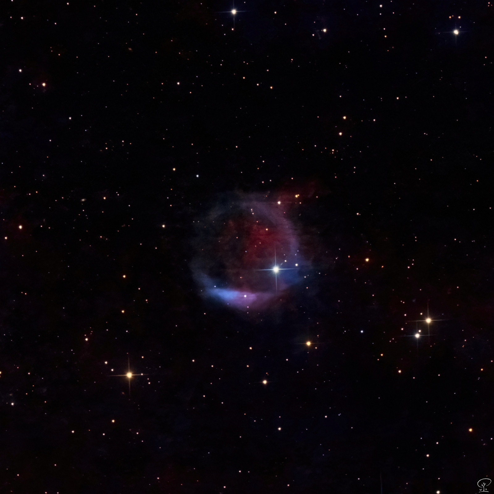 Jacoby1 overdone_V2 Im Grenzgebiet zwischen den Sternbildern Drache und Bärenhüter befindet sich einer der lichtschwächsten planetarischen Nebel des nördlichen Nachthimmels: Jacoby 1. Ich konnte nach kurzer Suche nichts Wissenswertes darüber zutage fördern, da muss man schon etwas tiefer eintauchen, wie mir scheint. Mein Plan war, dass ich dieses Objekt als Langzeitprojekt mit insgesamt 100 Stunden belichten möchte. Diesen Plan habe ich heute verworfen, meine Schmalbandfilter von Optolong sind für solche Belichtungsorgien schlicht und einfach ungeeignet. Und neue Qualitätsfilter kosten wirklich viel Geld. Eine längere Integrationszeit hätte das Bild unansehnlich gemacht, mit riesigen Halos um die hellen Sterne. Also habe ich nach 23 ½ Stunden abgebrochen, immerhin ist das Objekt bereits zu sehen, nur vom H-Alpha Anteil sieht man auch nach 10 Stunden reine H-Alpha Belichtung noch nicht viel. Dieses Objekt hat sozusagen meine Ausrüstung an seine Grenze gebracht, besser geht es immer, aber nur nach einer neuen Investition, die ich jetzt nicht tätigen möchte. Teleskop: Skywatcher 130/650 PDS mit GPU Komakorrektor Kamera: ZWO ASI533MM-Pro mit 8-fach Filterrad und Filtern von Optolong (hier: LRGBHO). Offaxisguider von Askar mit ZWO ASI120MM ZWO EAF und ZWO ASIAIR Pro als Zubehör Für Autofokus und Steuerung. Nachführung: ZWO AM5. Belichtung: LRGBHO 23 ½. h (davon 10h Ha, 9 ½ h O3).