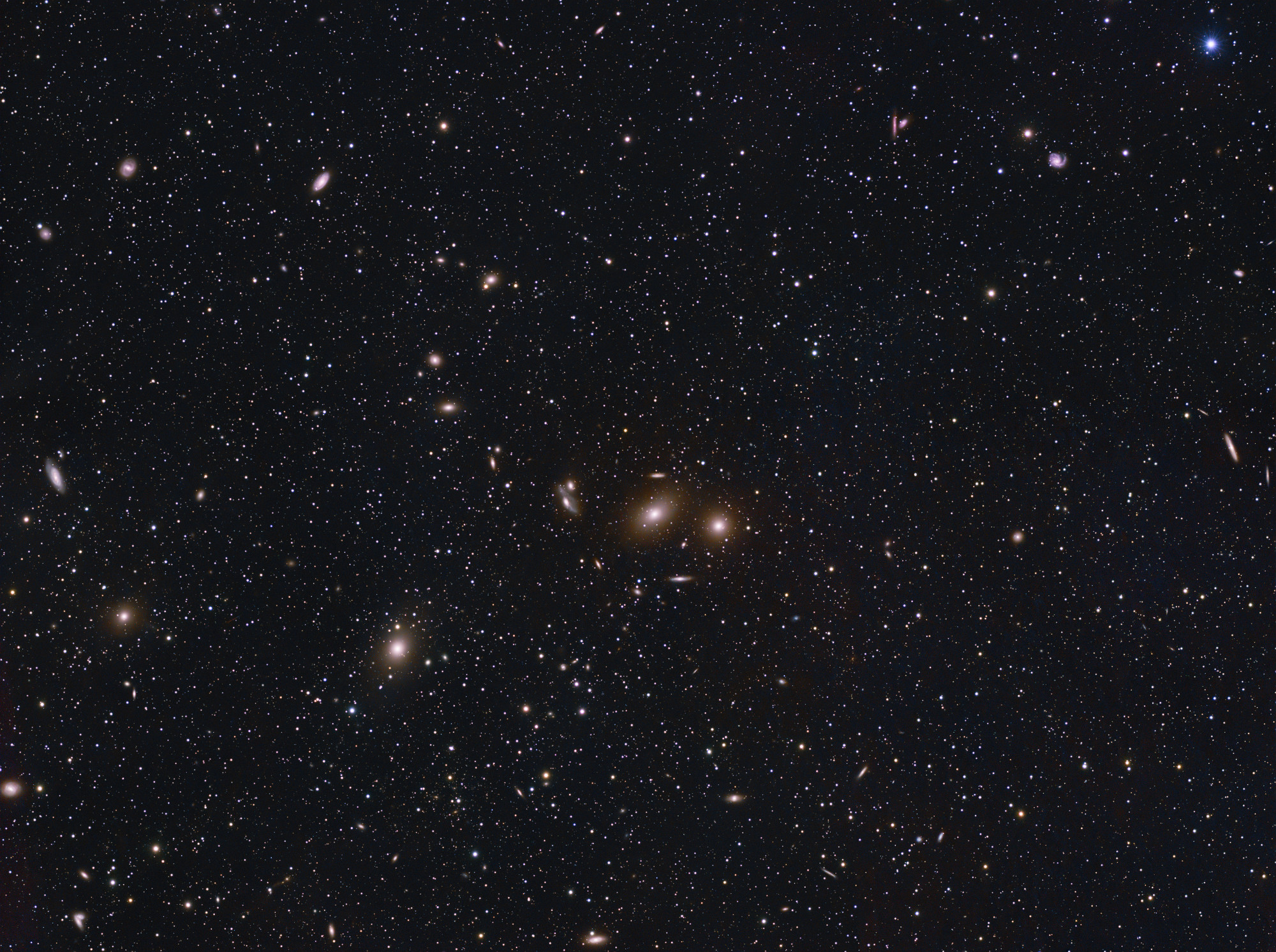 M-Kette Die Markarjansche Kette und zahlreiche weitere Galaxien. Eine Ansammlung von Galaxien im Virgo Haufen, oft fotografiert, immer wieder faszinierend. Samyang 135mm bei f/2.8 mit ZWO ASI183MC-Pro. Das ist ein Ausschnitt aus einem Mosaik, das ich wahrscheinlich nicht fertigstellen werde, die Bedingungen waren zu verschieden und filterlose Rohdaten verzeihen einem da leider nichts.