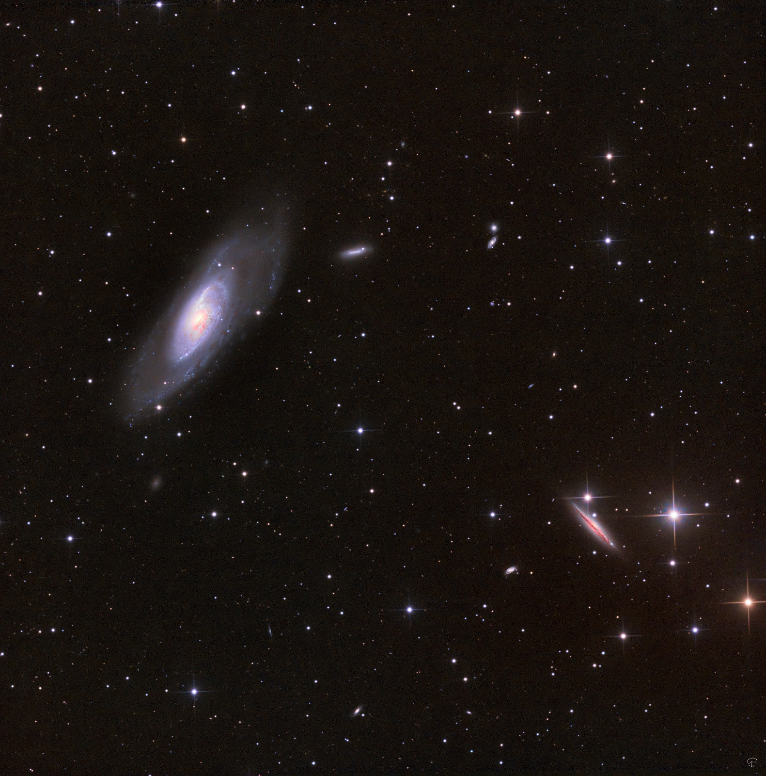 M106 Messier 106 et alias Messier 106 ist eine sehr aktive Galaxie mit viel Sternentstehung und auch reich an Radioemissionen, die vermutlich auf das massive schwarze Loch im Zentrum zurückzuführen sind. Letzteres soll eine berechnete Masse von 40 Mio Sonnenmassen haben. Teleskop: Skywatcher 130/650 PDS Kamera: ZWO ASI 533MM-Pro Filter: LRGB Nachführung: ZWO AM5 Steuerung: ZWO ASIAIR Pro Belichtung: insgesamt 5h 15min Software: Astropixelprocessor, Pixinsight, LuminarAI