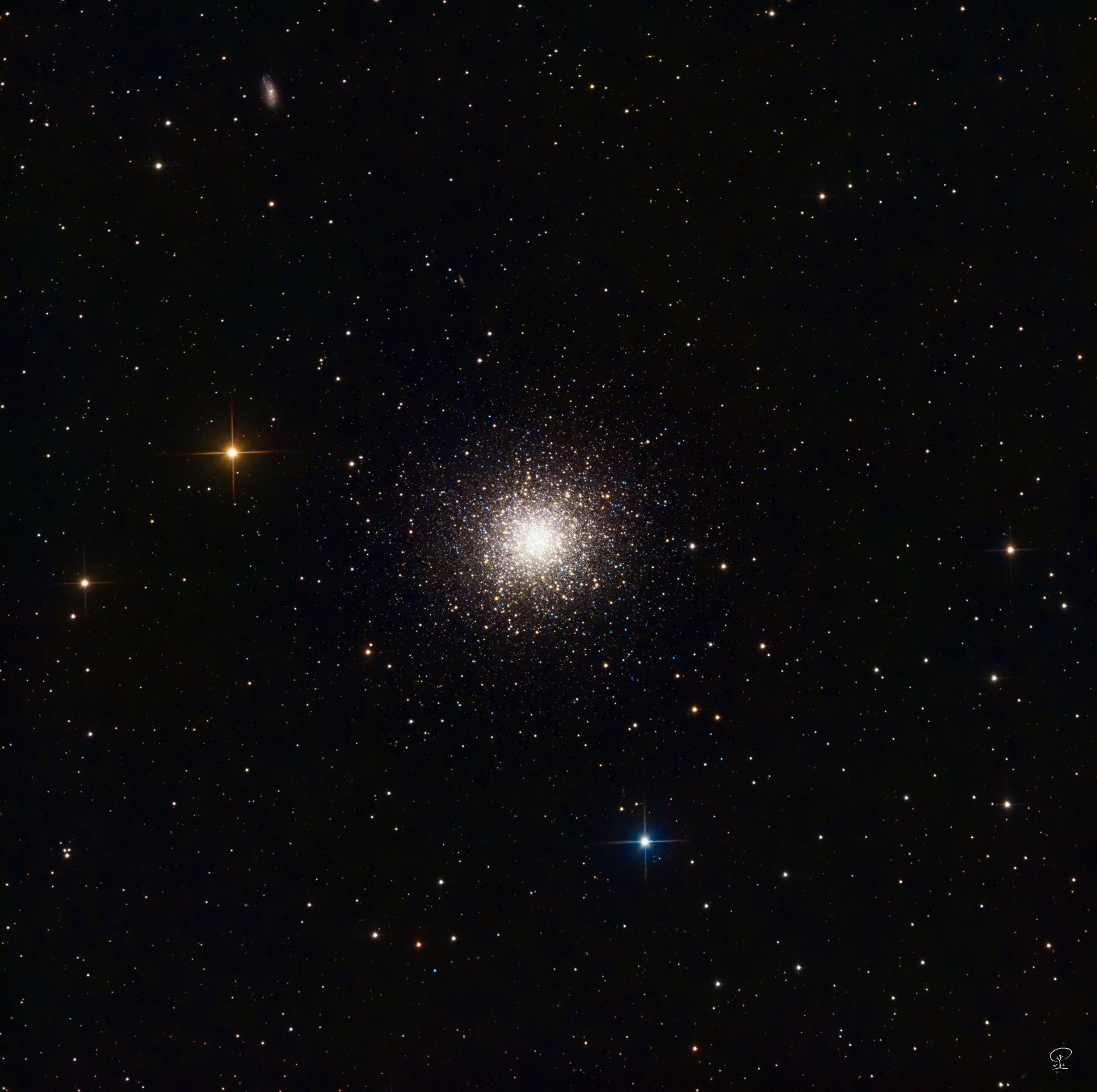 M13 M13, der Herkules-Haufen M 13 ist ein heller Kugelsternhaufen im Sternbild Herkules, er beherbergt etwa eine halbe Million Sterne. Er ist dank seiner Helligkeit und Größe schon mit einfachsten Teleskopen zu sehen. Das war auch der Grund, weshalb ich M13 für diese kurze Zeitspanne des klaren Himmels bei heller Mondbeleuchung ausgesucht habe - ein dankbares Ziel. Teleskop: Skywatcher 130/650 PDS Kamera: ZWO ASI533MM-Pro Filter: Optolong L/R/G/B Nachführung: ZWO AM5 Steuerung: ZWO ASIAIR Pro Software: Astropixelprocessor, Pixinsight, LuminarAI Belichtung: 890 Einzelbelichtungen zu je 15s, auf die vier Filter aufgeteilt.