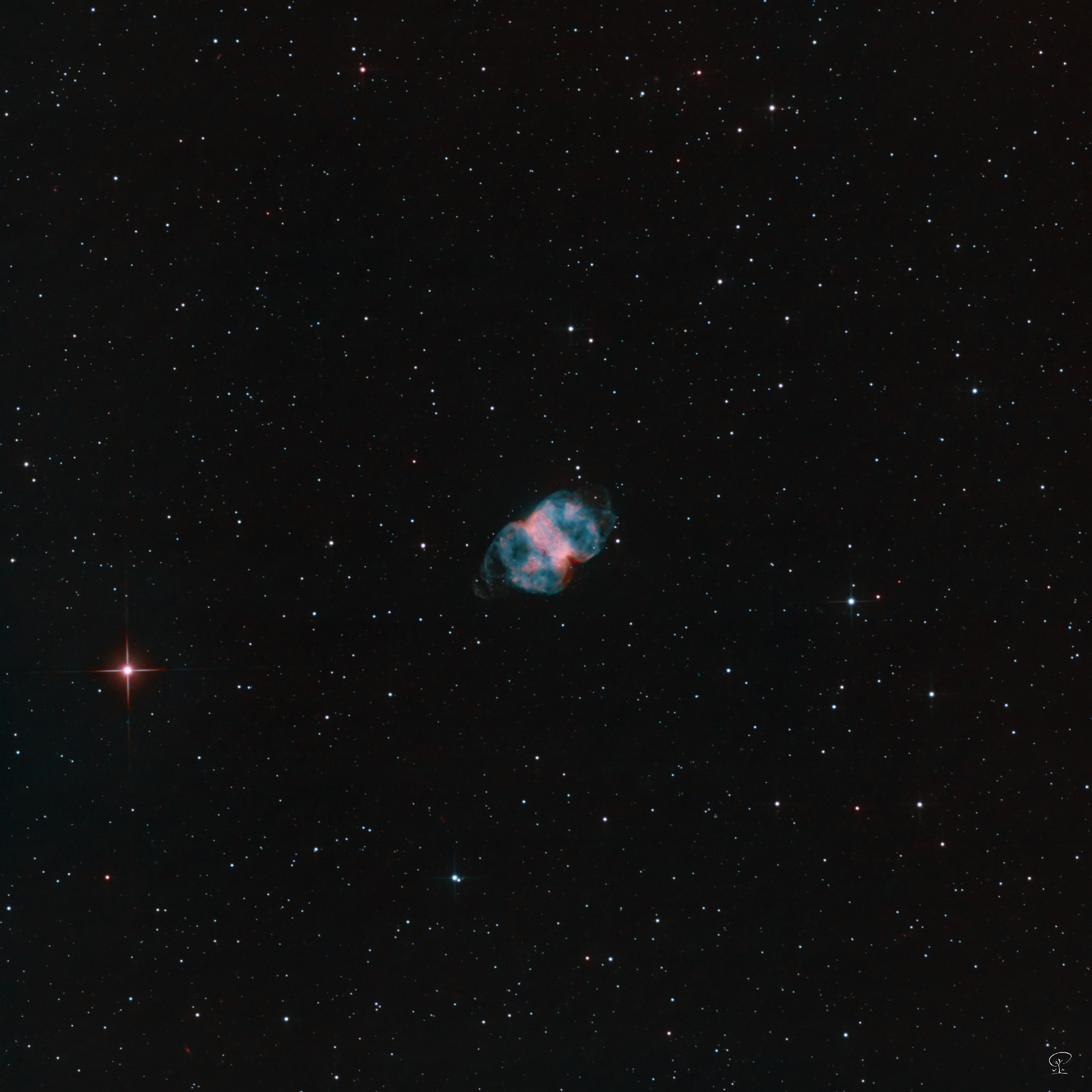 M76 HOOs Messier 76, der Kleine Hantelnebel. Das war ein Versuch, diesen "kleinen" planetarischen Nebel mit meinem großen Newtonteleskop aufzunehmen, und zwar in den Schmalbandfilterungen H-Alpha, OIII und SII. Aber was ich auch bearbeitungstechnisch versucht habe, das Ergebnis gefällt mir nicht. Nächstes Jahr versuche ich das vielleicht mit meinem Maksutovteleskop, das hat sich bereits bei dem ebenfalls sehr hellen großen Hantelnebel Messier 27 gut geschlagen. Belichtungszeit insgesamt: 15h 2min 30s.