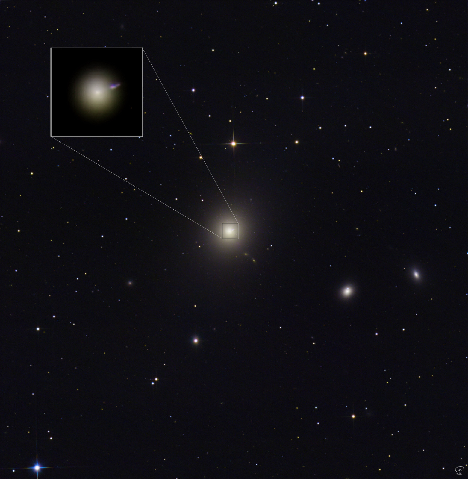 M87_mit_vergr M87 (NGC 4486) ist eine elliptische Riesengalaxie, die im Zentrum des etwa 2000 Mitglieder umfassenden Virgo-Haufens steht. Mit 120000 Lichtjahren Durchmesser ist sie größer als die Milchstraße. Diese Galaxie ist das Ergebnis von geschätzten 50 Galaxienverschmelzungen. Die Schätzung ergibt sich aus der Anzahl der Kugelsternhaufen in der Galaxie (etwa 14000) und seiner errechneten Gesamtmasse, die ungefähr 50 mal so hoch ist wie die einer durchschnittlichen Spiralgalaxie. Die große Anzahl an Verschmelzungen bewirkt einen anhaltenden Zustrom an Materie ins Zentrum, der die Akkretionsscheibe und somit das supermassive schwarze Loch versorgt. Die Masse des schwarzen Lochs in M87 beträgt 6,6 Milliarden Sonnenmassen. Die extremen Kräfte des magnetischen Feldes der schnell rotierenden Akkretionsscheibe lösten vermutlich einen Jet aus, von welchem wir nur eine Seite sehen können. Der sichtbare Teil des Jets hat eine Winkelausdehnung von 20 Bogensekunden, was in Projektion einer Strecke von 5000 Lichtjahren entspricht, er schießt mit einer Geschwindigkeit von 0,9c (0,9x Lichtgeschwindigkeit) aus dem Zentrum der Galaxie. Diesen Jet bildlich einzufangen war mein Ziel bei dieser Aufnahme. Er wird aber bei den üblichen Langzeitbelichtungen vom hellen Zentrum überstrahlt. Deshalb habe ich mit sehr vielen kurzen Einzelbelichtungen experimentiert, damit der Kern nicht ausbrennt, was den Jet unsichtbar gemacht hätte. Um die winzigen Details nicht zu verlieren habe ich keine Rauschunterdrückung angewendet. Die Brennweite meines größten Teleskops und die örtlichen Bedingungen lassen jedoch keine Details in der Abbildung des Jets zu. Immerhin sieht man ihn, also Ziel erreicht in diesem Fall. Im überlagerten Zusatzbild habe ich den Jet vergrößert und mit einem geringeren Stretch sowie größerer Farb- und Kontrastanhebung stärker herausgearbeitet aus der zentralen Region. Teleskop: SW 250/1200 PDS Kamera: ZWO ASI533MC-Pro Filter: UV/IR-cut Nachführung: Losmandy G11 Steuerung: N.I.N.A. mittels Mini-PC von Primaluce Lab Belichtung: 920x 10s 536x 15s 15x 30s