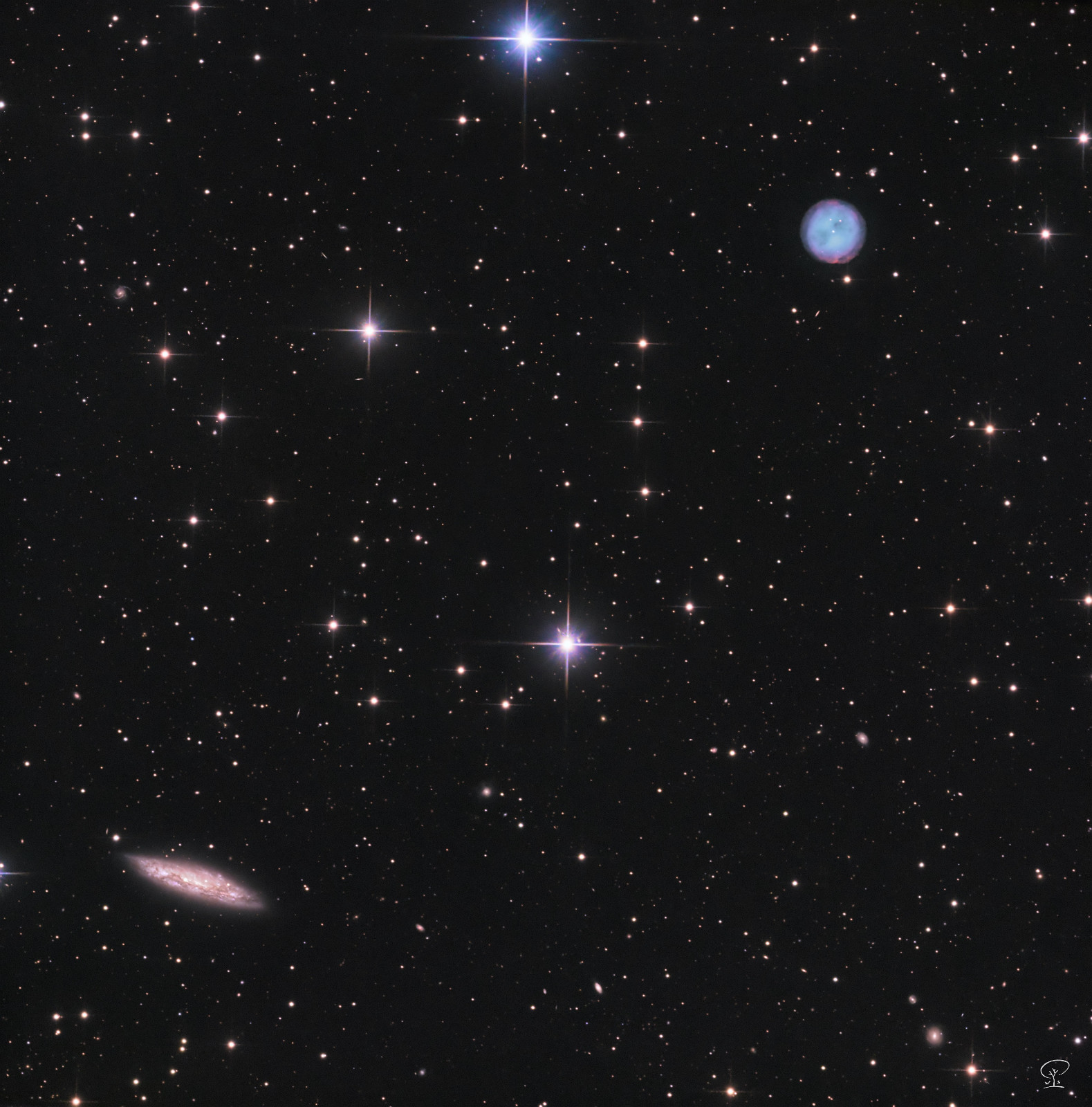M97_M108 Eine Eule geht surfen Der Eulennebel M97 mit der Surfboardgalaxie M108. Ich konnte im Laufe von zwei Nächten genug Lücken in der Wolkendecke nutzen, um immerhin etwas über 7h Belichtungszeit zusammenzukratzen. Zur Zeit wären massenhaft Messier-Objekte am Himmel zu sehen - ohne die Wolken. Die meisten benötigen aber doch etwas mehr Brennweite als die 650mm, die mein kleines Newtonteleskop bietet. Zwar bastle ich schon länger an einer Modifikation meines Maksutovteleskops, aber für Deepsky reicht mir die bis jetzt erreichte Abbildungsqualität noch nicht - und langsam wird es teuer bei diesem Projekt. Mal schauen, ob sich da noch signifikante Fortschritte ergeben. Belichtungszeit: insgesamt 7h 18min Optik: Skywatcher 130/650 PDS Kamera: ZWO ASI533MM-Pro Filter: LRGB Nachführung: ZWO AM5 Steuerung: ZWO ASIAIR-Pro Software: Astropixelprocessor, Pixinsight, LuminarAI
