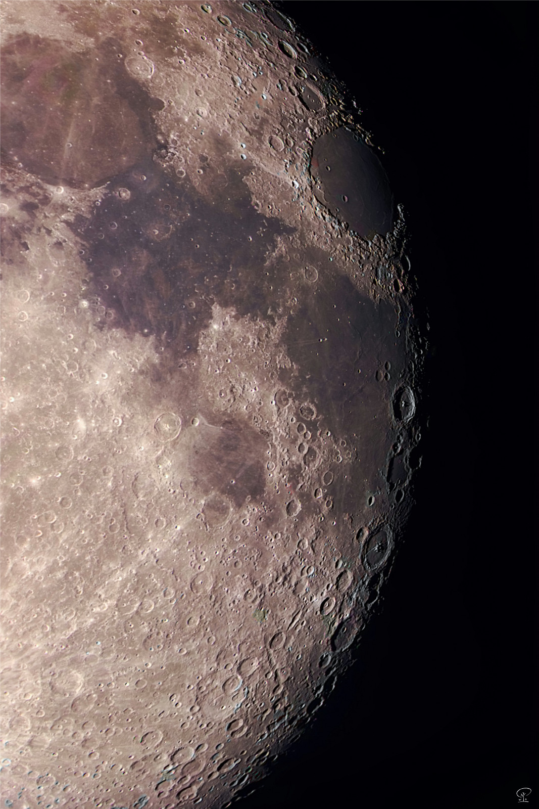 LRGB Mondaufnahme Mondoberfläche in LRGB bei 93% Illumination Beim Testen eines neuen Reducers an meinem Skymax 180 wollte der Himmel nicht so recht mitspielen, mir blieb also vorerst nur der Mond zum Testen dieses Teils. Für den Test war die ASI432MM plus Filterrad am Reducer montiert, weil ich gleichzeitig auch vorgehabt hatte zu testen, wie sich diese Kamera mit ihren 9µm Pixeln als Deepsky-Kamera eignet - aber es kam halt alles anders. Bei dem Rendezvous mit dem Mond habe ich dann eine LRGB Belichtung per Lucky Imaging probiert. Ein ziemlicher Aufwand (relativ zu einer Aufnahme mit Farbkamera), die einzelnen Kanäle dann zu stacken, aufeinander auszurichten usw, aber Pixinsight hat das überraschenderweise mittels StarAlignment ohne Meckern perfekt zusammengebracht, obwohl keine Sterne im Bild sind. Das Ergebnis ist - würde ich behaupten - eine meiner schönsten Farbaufnahmen der Mondoberfläche geworden. Für ein Mosaik des gesamten Mondes hatte ich zu wenige Aufnahmen - das wäre vom Aufwand auch ziemlich ausgeartet im Postprocessing. Aufgenommen wurden also vier Videosequenzen in den Filterungen L, R, G, B, zu jeweils 30s bei 87fps. Zum Stacken wurden die besten 5% der aufgenommenen Frames verwendet, wobei die Stacks 3x gedrizzled und sanft nachgeschärft worden sind. In Pixinsight sind die vier Resultate nochmals vorsichtig verfeinert und dann mittels StarAlignment aufeinander ausgerichtet worden. Das Script LRGBCombination hat dann schließlich die registrierten graustufigen Bilder zu einem farbigen Resultat zusammengeführt, das dann noch mit den üblichen Bildbearbeitungswerkzeugen finalisiert worden ist. Teleskop: Skywatcher Skymax 180 mit 0,67x Reducer Kamera: ZWO ASI432MM Filterrad mit LRGB-Filtersatz von ZWO bestückt