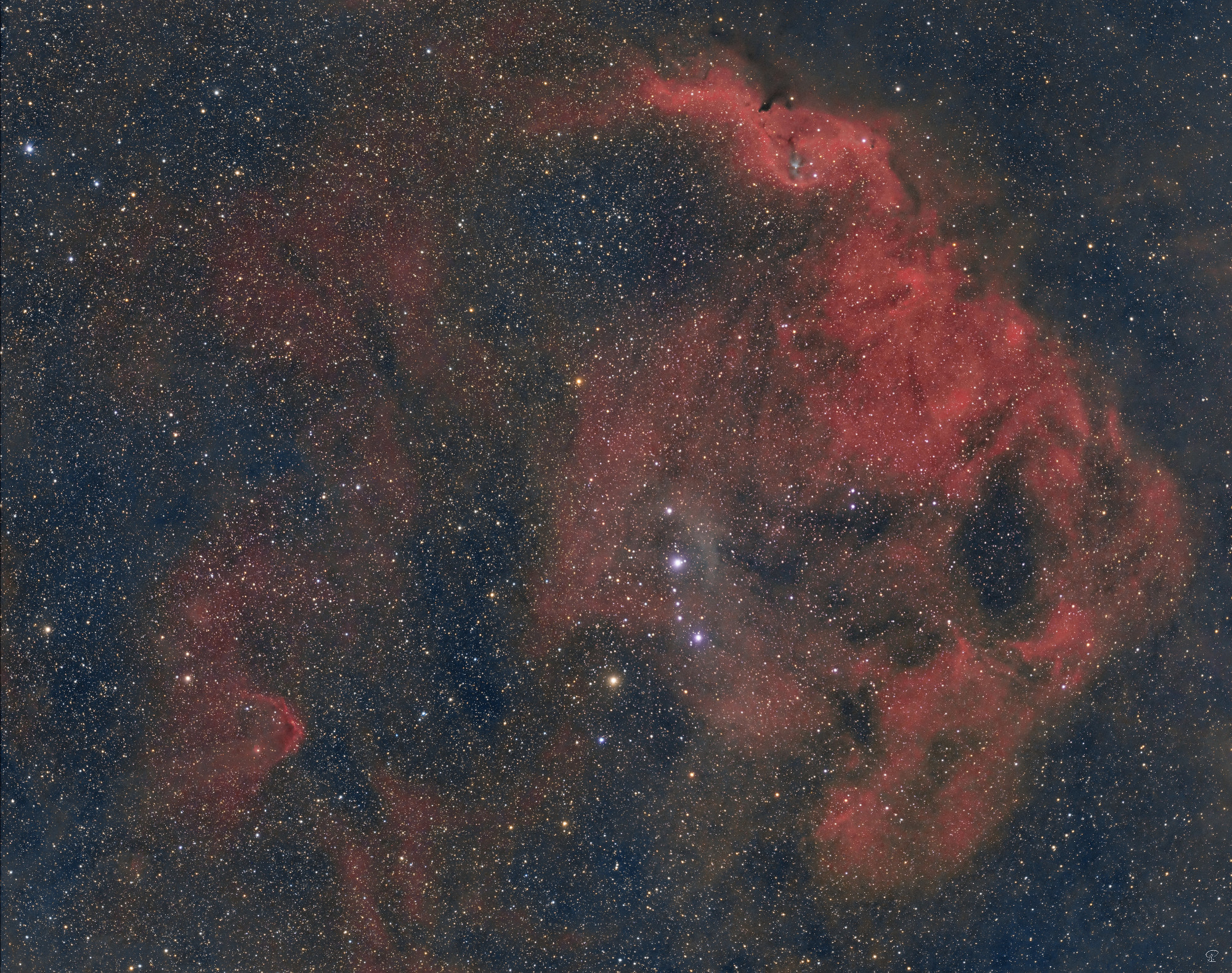 Mosaik_lambda_orionis_lum_mit_idas (2) (2) Lambda Orionis Ring Mosaik Im Kopf des Sternbildes Orion befindet sich der offene Sternhaufen Collinder 69, dessen hellster Stern ist der Doppelstern Meissa (Lambda Orionis), der von einem schwachen Emissionsnebel umgeben wird (Sharpless 2-264, Lambda Orionis Ring). Um den ganzen Ring abzubilden habe ich ein Mosaik aus zwei Teilen angefertigt, verteilt auf vier Nächte. Belichtung: 187x 180s mit Dual-Schmalbandfilter und 774x 30s mit UV/IR-cut Filter - alle Aufnahmen in ein Bild integriert und zusammengesetzt. Objektiv: Samyang 135mm/f2 Kamera: ZWO ASI183MC-Pro Nachführung: Skywatcher HEQ5Pro Steuerung: ZWO ASIAIR Plus Software: Astropixelprocessor, Pixinsight, LuminarAI, Olympus Workspace