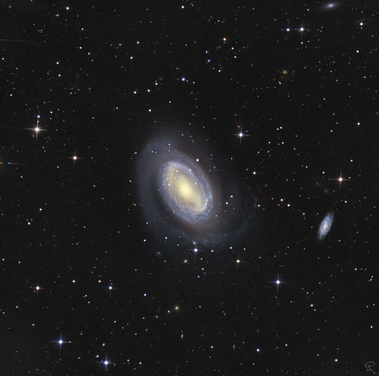 NGC 4725 Die Galaxie NGC 4725 ist Teil des Holmberg 468 Galaxientriplets (NGC4725, NGC4712, NGC4747), sie ist die hellste Galaxie in der Coma-Gruppe im Sternbild Coma Berenices (Haar der Berenike). NGC 4725 interagiert mit der benachbarten Galaxie NGC 4747 (nicht im Bild, dafür wäre ein größeres FOV nötig) und besitzt ein supermassives schwarzes Loch im Zentrum. Am 10. April 1785 hat Wilhelm Herschel diese Galaxie entdeckt, damit habe ich sie fast zum 239. Jahrestag ihrer Entdeckung aufgenommen. Entfernung zur Milchstraße: 54 Mio. Lichtjahre Durchmesser: 130000-150000 Lichtjahre Mein Plan war eigentlich, diese Galaxie über zwei Nächte zu belichten, aber die nächste klare Nacht ist noch nicht abzusehen, und die Bilddaten waren gut, daher habe ich mich mit den aktuell aufgenommenen 4 ½ Stunden Belichtungszeit begnügt. Teleskop: Skywatcher 250/1200 PDS Kamera: ZWO ASI533MC.Pro Filter: UV/IR-cut Nachführung: Losmandy G11 Steuerung: Primaluce Lab EAGLE LE mit N.I.N.A. Belichtung: 135x 120s