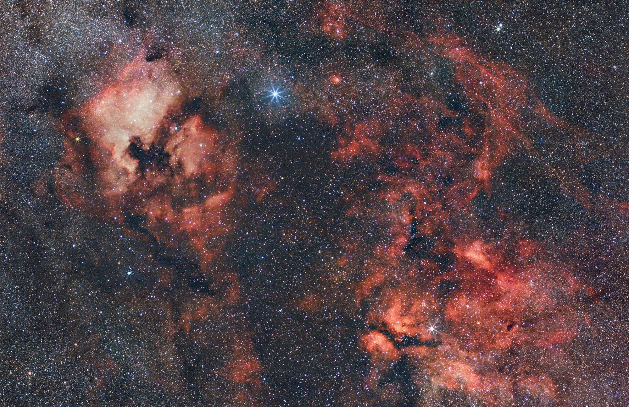 NGC7000_widefield Nach längerer Zeit war ich wieder einmal im Cygnus unterwegs, dieses Mal mit dem Vintage 50mm Objektiv von Canon. Für die knapp 8 Stunden Belichtungszeit musste ich drei Nächte einer Woche im Juli verwenden, das Wetter spielt heuer einfach nicht mit.
