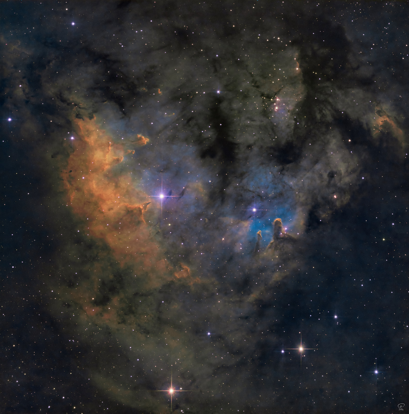NGC7822_HSO HSO-Schmalbandaufnahme von NGC7822 HSO Schmalbandaufnahme des Emissionsnebels NGC 7822. Rund um den jungen Sternhaufen Berkeley 59 befindet sich dieser Emissionsnebel an der Grenze zwischen Kepheus und Kassiopeia. Der heiße Stern BD+66 1673, ein Klasse O5V Stern, ist hauptverantwortlich für die ionisation der Gase dieses Nebels. Er formt auch die abgebildeten Globulen. Teleskop: Skywatcher 130PDS mit GPU Komakorrektor Kamera: ZWO ASI533MM-Pro Filter: Optolong H?/O3/S2 Schmalband Steuerung: ZWO ASIAIR Pro Nachführung: ZWO AM5 Software: Astropixelprocessor, Pixinsight, LuminarNEO Belichtung insgesamt 9h 45min in drei Nächten