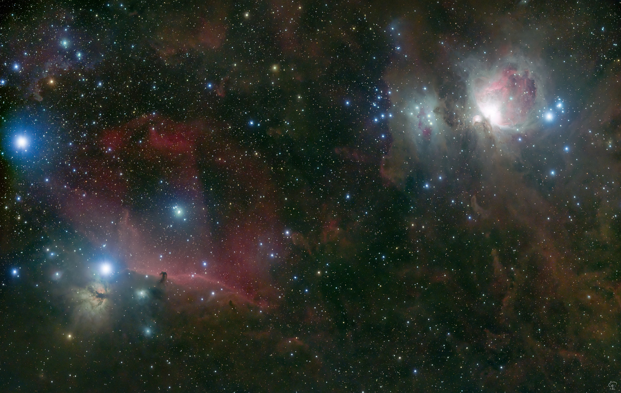 Orion2 Die Region unterhalb des Gürtels im Orion. Den Orion sehe ich von unserem Innenhof aus immer nur sehr kurz bevor er hinter dem Stadel verschwindet. Im Jänner 23 habe ich nur 20 Minuten davon belichten können, jetzt sind nochmal 40 Minuten dazugekommen. Optik: Samyang 135mm/f2 Kamera: ZWO ASI183MC-Pro Nachführung: Skywatcher HEQ5Pro Steuerung: ZWO ASIAIR-Plus