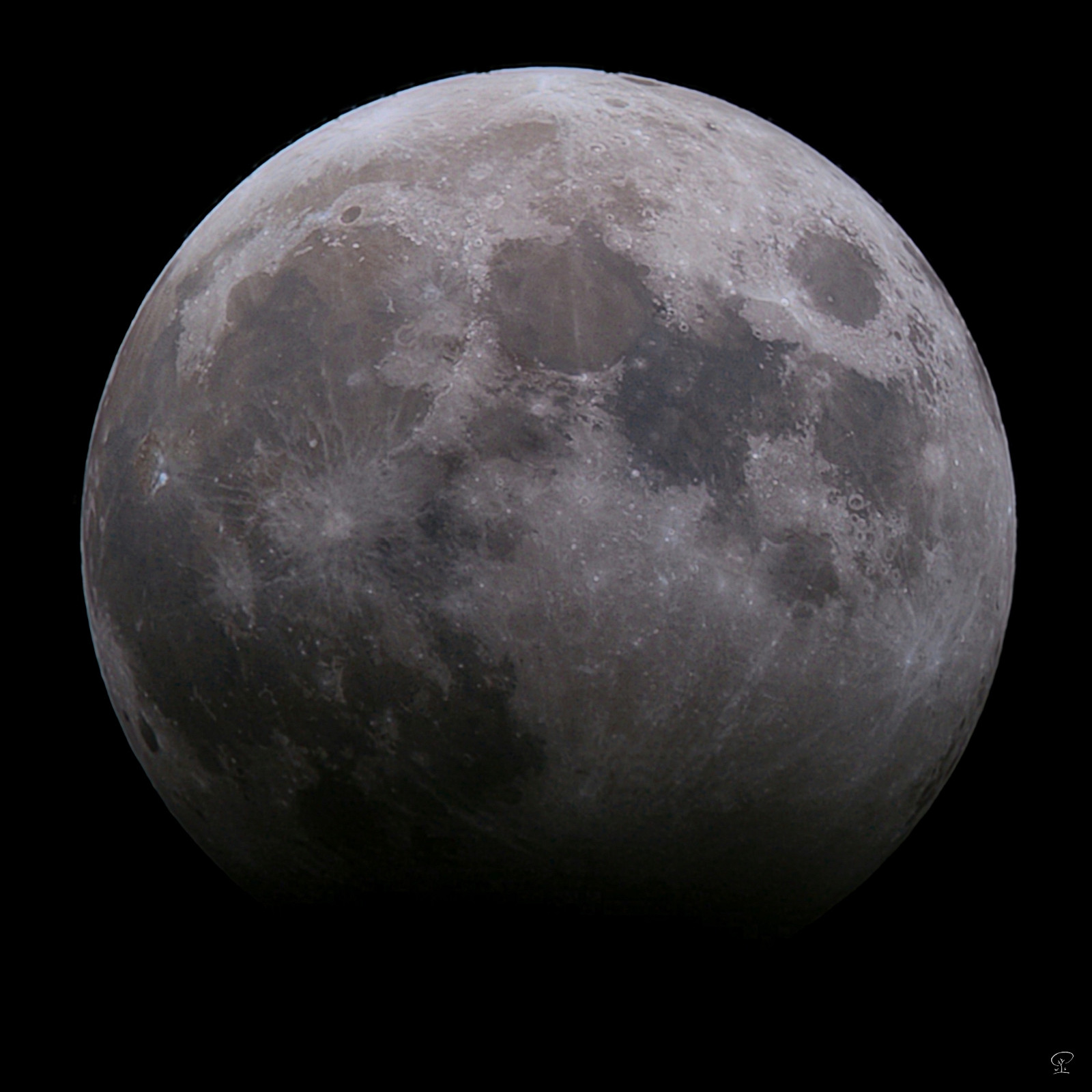 PA280181_pss_f51_p19_gpp Partielle Mondfinsternis am 28.10.2023 Nicht meine beste Mondaufnahme, aber das Ereignis der partiellen Mondfinsternis konnte ich trotz Bewölkung gerade noch dokumentieren. Aufgenommen mit meiner Olympus E-M5MarkIII und 400mm Tele plus 2x Telekonverter, Lucky-Imaging Aufnahmetechnik.