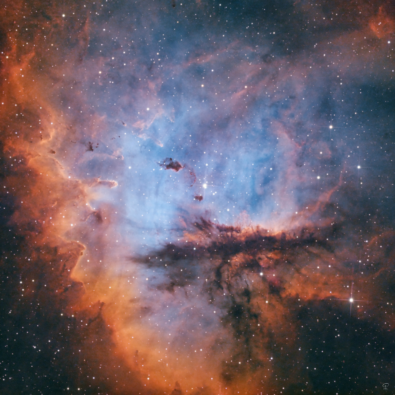 Pacman (2) IC 1590, der Pacman-Nebel im Detail Das ist ein großer Ausschnitt des bekannten Pacman-Nebels, aufgenommen in Schmalbandfilterung, ausgearbeitet in der Hubble-Farbpalette (inetwa). Von diesem Nebel existieren unzählige Aufnahmen, er zählt damit zu den Standardobjekten in der Astrofotografie. Deshalb wollte ich keine Übersichtsaufnahme machen, sondern habe ihn mit meinem großen Newtonteleskop etwas näher geholt, um dessen Strukturen im Inneren hervorzuholen. Teleskop: Skywatcher 250/1200 PDS Kamera: ZWO ASI533MM-Pro Filter: Optolong HII, OIII, SII Nachführung: ZWO AM5 Steuerung: ZWO ASIAIR-Plus Belichtung: insgesamt 22h 57min