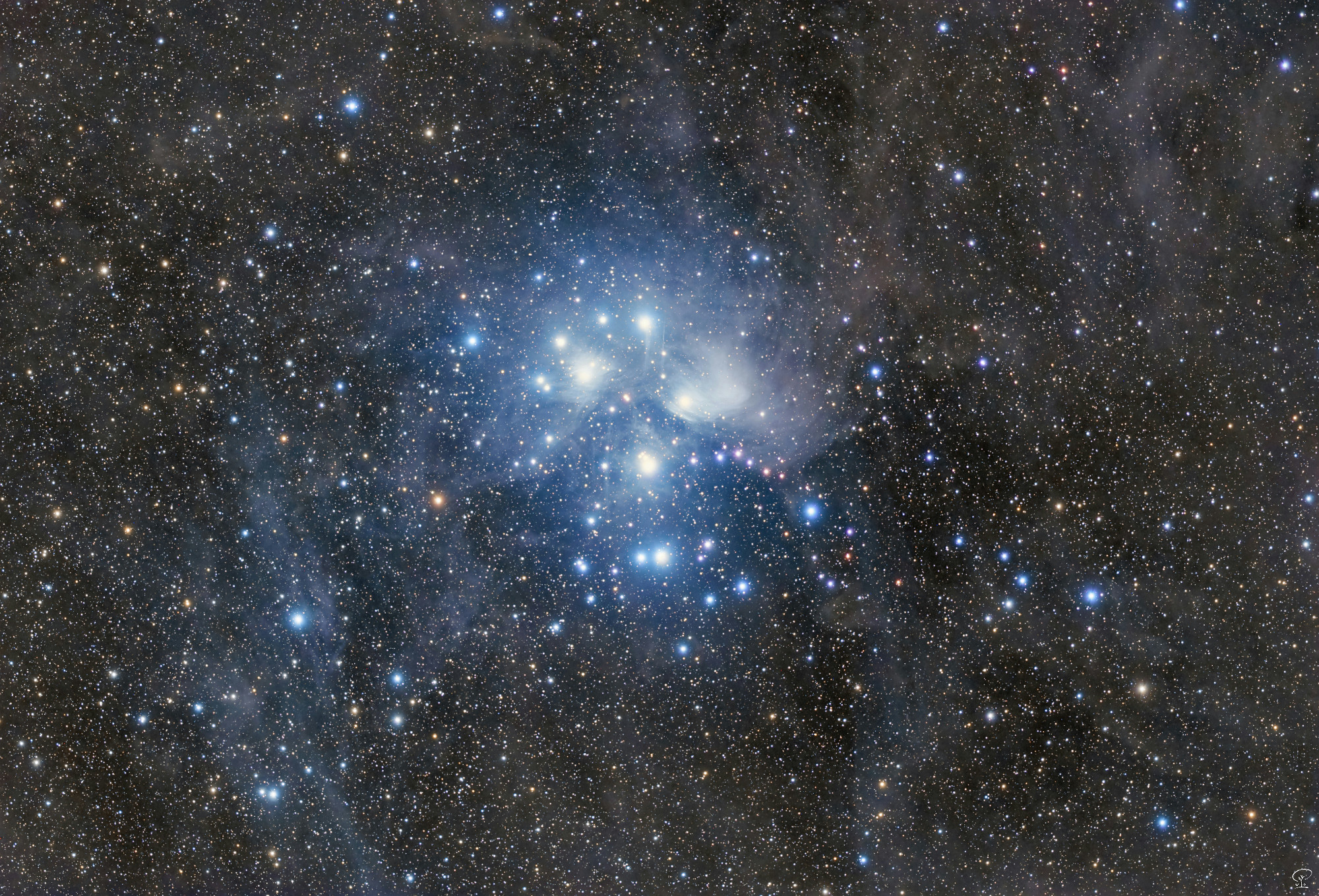 Plejaden 2 Die Plejaden. Ich habe zu meiner kurzen Session vom vorigen Jahr noch etwas mehr Belichtungszeit hinzugefügt, die schwachen Hintergrundnebel kommen nun besser zum Vorschein. Optik: Samyang 135mm/f2 Kamera: ZWO ASI183MC-Pro Nachführung: Skywatcher HEQ5Pro Steuerung: ZWO ASIAIR-Plus Belichtungszeit: 7h 10min 30s