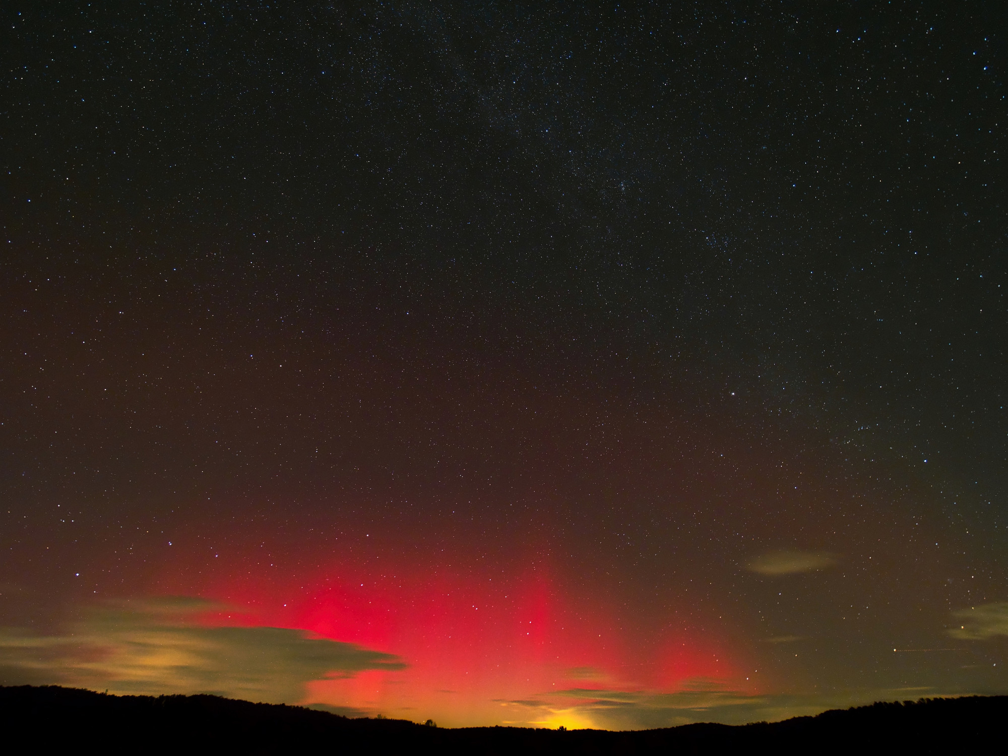 Polarlicht_05112023 Polarlichter am 5. November Fotografiert in Niederösterreich um 20:22, um diese Zeit schien das Polarlicht seine höchste Intensität zu erreichen, dennoch mit freiem Auge so gut wie nicht zu sehen. Ich hatte Glück, denn kaum eine halbe Stunde später war es schon wieder so schwach, dass ich die Kamera einpacken konnte. Just in dem Moment, wo ich den Deckel auf das Objektiv gepackt hatte, kam eine Sternschnuppe. Das wäre dann wohl zu kitschig geworden, oder? ;-) Kamera: Olympus E-M5MarkIII Objektiv: OLYMPUS M.7-14mm F2.8 Belichtung: 42s