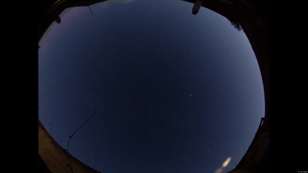 Polarlichter Zeitraffer von meiner All-Sky Kamera, die von einem RasPi4 gesteuert wird. Dank dieser Kamerainstallation ist mir in dieser Nacht aufgefallen, dass wir Polarlichter haben. Ich bin dann so rasch ich konnte mit Stativ und DSLR raus aufs Feld gehetzt, um auch noch ein Foto machen zu können.