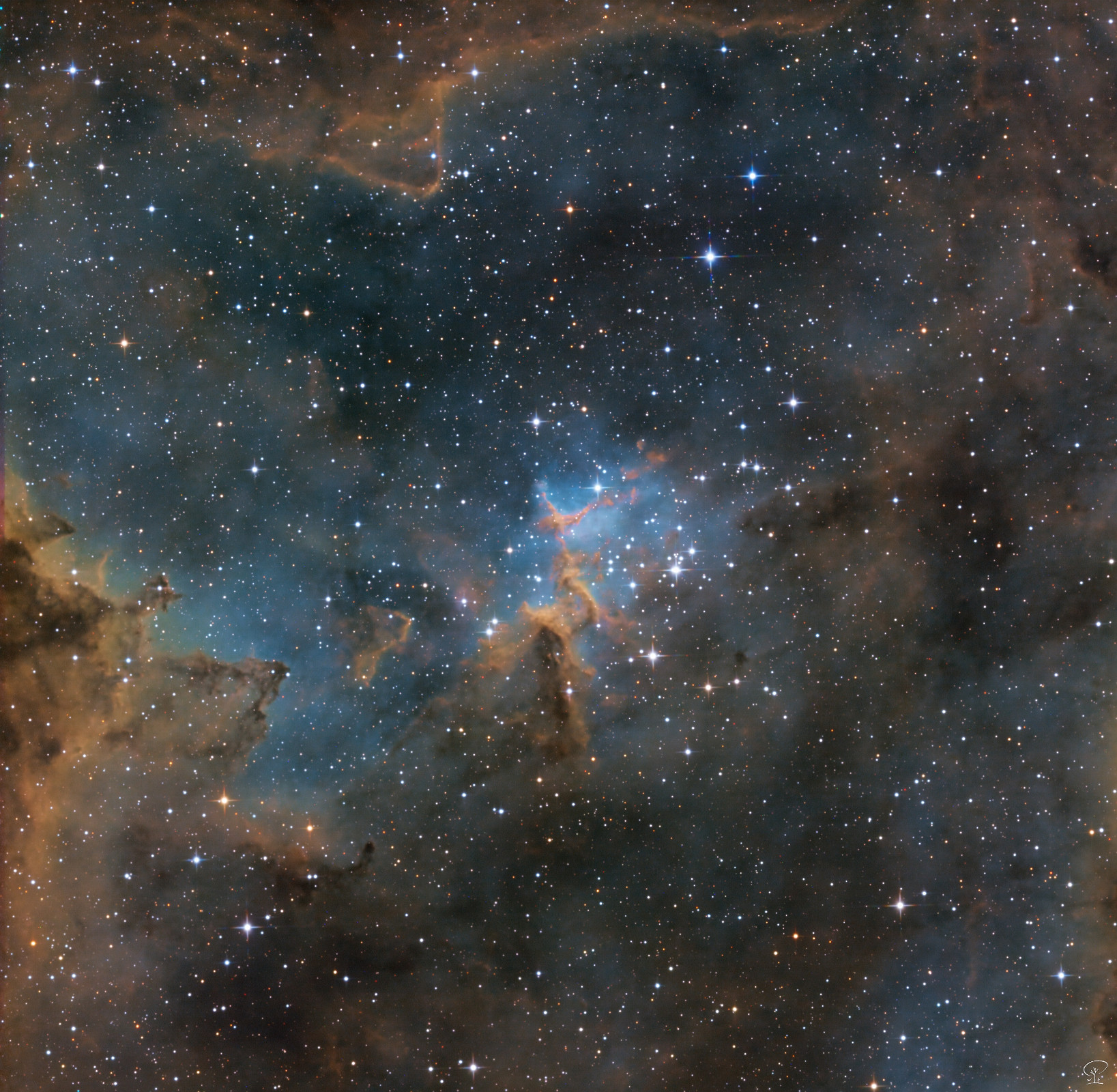 RGBstars_HSOheart IC 1805 und sein Kreuzerl in Melotte 15. Im Herzen des Herznebels IC1805 findet man ein kleines Kreuz, das vom offenen Sternhaufen Melotte 15 umrahmt wird. Ich habe diese Aufnahme in den Schmalbandfilterungen der Hubble-Palette gemacht (HSO). Damit aber die Sternfarben durch die Schmalbandfilter nicht verfälscht werden, habe ich für die Sterne zusätzlich eine einstündige RGB-Belichtung dazu aufgenommen. Gerätschaften: Skywatcher 130/650 PDS Newtonteleskop ZWO ASI 533MM-Pro Monochrom-Kamera Filter: H/S/O/R/G/B Steuerung: ZWO ASIAIR Pro Nachführung: Skywatcher HEQ5Pro Belichtungszeit: 17h auf drei Nächte verteilt.