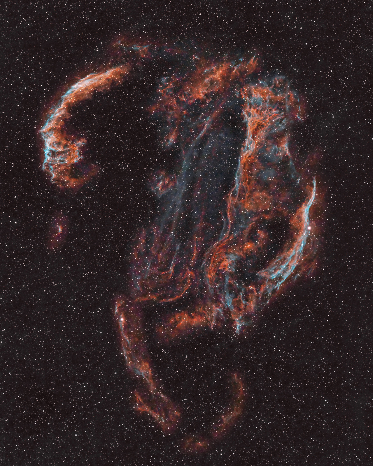 SH2-103_samyang_asi183_1 Cygnusbogen, Schleiernebel SH2-103 - Cygnus Loop, Veil Nebula Kamera: ZWO ASI183MC-Pro Optik: Samyang 135mm/f2 Nachführung: Skywatcher HEQ5Pro Steuerung: ZWO ASIAIR Plus Belichtung: 200x 60s mit IDAS NBZ UHS Filter plus Kalibrationsaufnahmen. Bearbeitung: Astropixelprocessor, Pixinsight, LuminarAI, OM Workspace