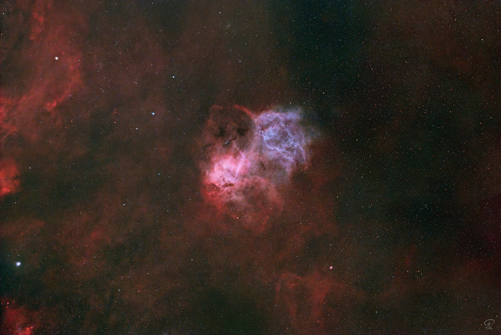 SH2-132 Sharpless 132 (SH2-132), der Löwen-Nebel Als Nebenprodukt meines mittlerweile drei Jahre andauernden Mosaik-Projekts ist dieses Bild entstanden. Weil es aber ein hübscher Nebel ist, habe ich ihn herausgepickt und getrennt bearbeitet. Optik: Samyang 135mm/f2 Kamera: ZWO ASI183MC-Pro Filter: IDAS NBZ UHS Belichtungszeit: 218min
