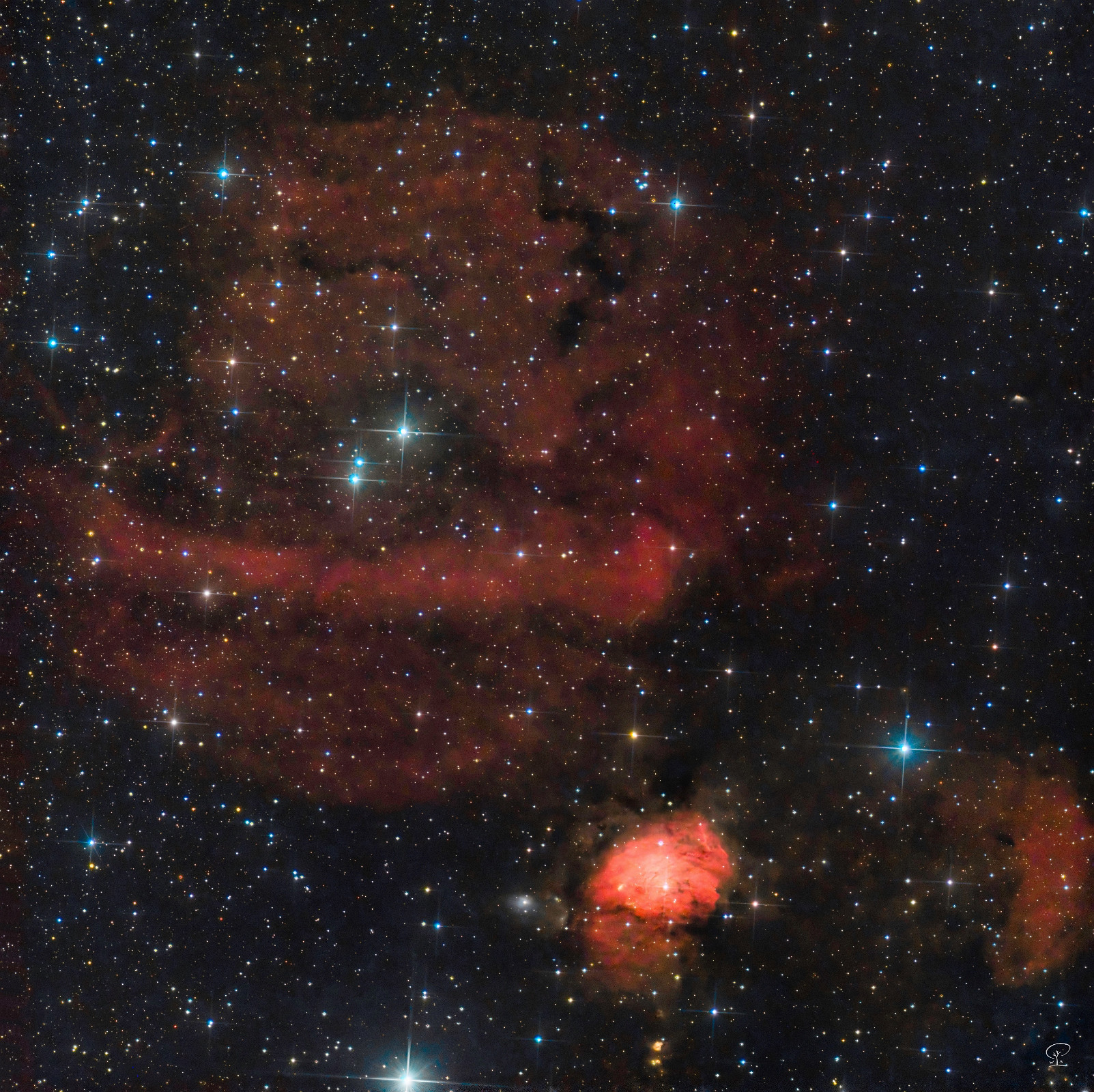 SH2-323-lrgbh_corr SH2-323 Insgesamt knapp 10 ½ Stunden - wegen limitierter Sichtbarkeit mit zwei Teleskopen simultan belichtet.