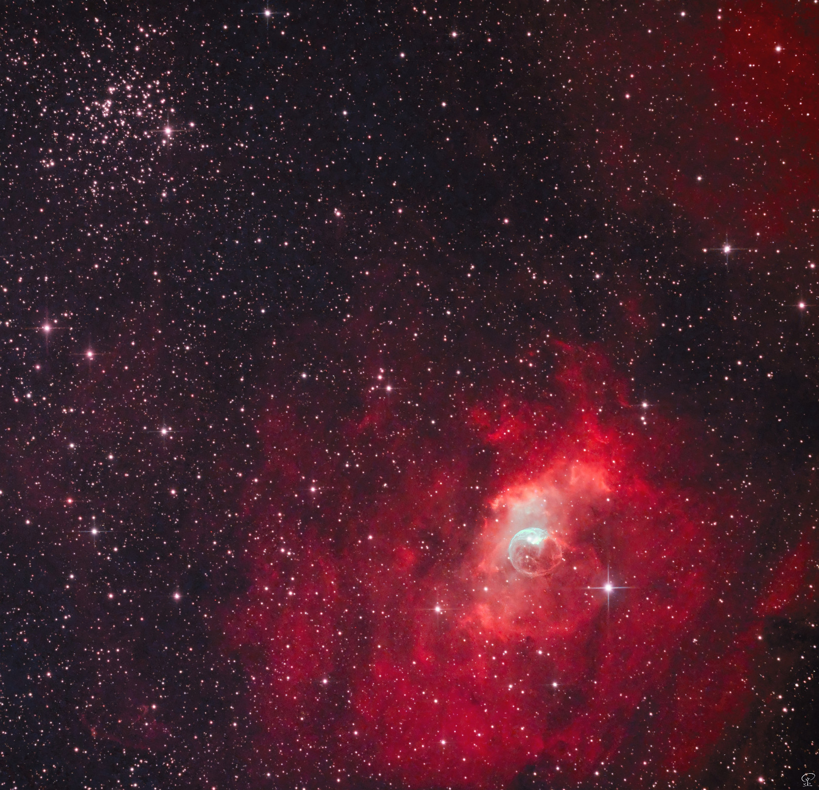 blasennebel_decon M52 und der Blasennebel Der helle offene Sternhaufen Messier 52 hat mehr als 600 Sterne, die mit einem geschätzten Alter von 60 Millionen Jahren zu den jüngeren ihrer Art gehören. Er ist etwa 4600 Lichtjahre von uns entfernt. Scheinbar gleich daneben befindet sich der tatsächlich wesentlich weiter entfernte (7100 LJ) Blasennebel (NGC 7635), der seine Erscheinung einem Stern verdankt, der große Mengen an Gas ausstößt, welches durch den Strahlungsdruck des Sterns und dem Widerstand der umgebenden Molekülwolke bei der Expansion diese Sternwind-Blase formt. Kamera: ZWO ASI533MC-Pro Optik: Skywatcher 130PDS Filter: Optolong L-eXtreme Nachführung: Skywatcher HEQ5Pro Steuerung: ZWO ASIAIR Pro Bildbearbeitung: Astropixelprocessor, Pixinsight, LuminarAI Belichtung: 116x 180s