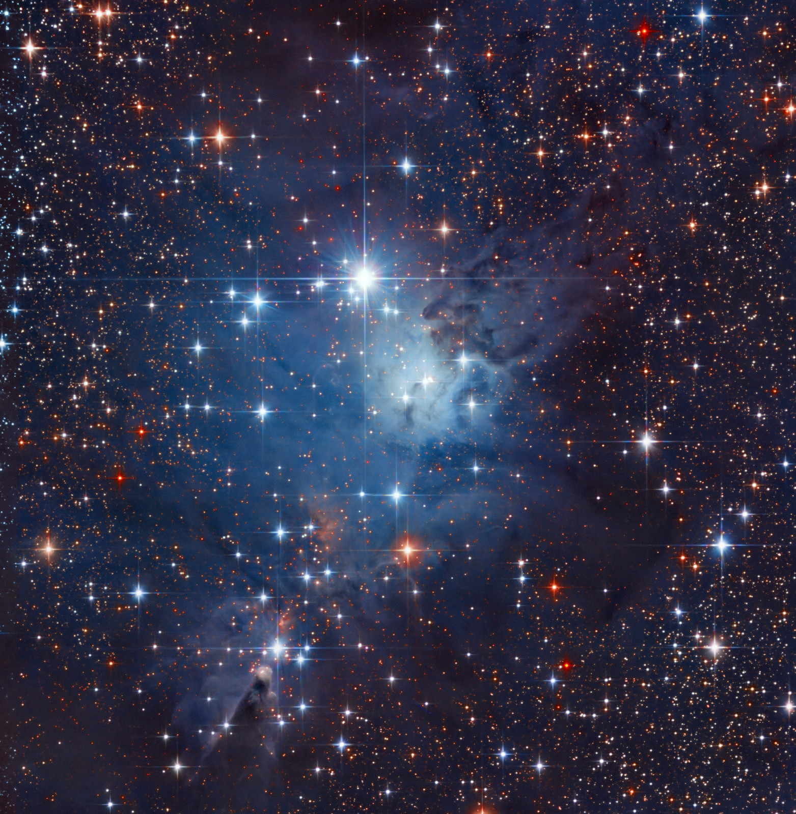 christbaum-LIRGB_final In diesem Bild habe ich den Cristbaum-Haufen mit dem Konusnebel neu bearbeitet und anstatt Rot nun Infrarot verwendet. Man sieht, dass im Vergleich zum vorigen Bild manche Sterne heller und/oder intensiver rot leuchten. Es zeigen sich auch kleine rötliche Nebelschwaden, die infrarotes Licht emittieren. Alles was hier rot erscheint ist im infraroten Spektrum.
