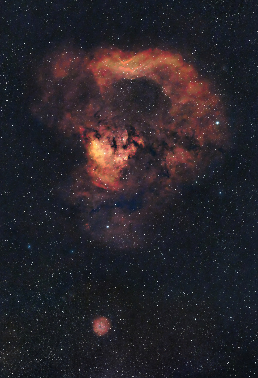 fragezeichen_HO Cederblad 214 und der NGC 7822 Nebel NGC 7822 ist ein Emissionsnebel, eine Geburtsstätte vieler Sterne im Sternbild Kepheus. Der Emissionsnebel selbst wird auch als Sharpless 171, und der Sternhaufen als Berkeley 59 bezeichnet. Insgesamt kommt es mir wie ein gigantisches kosmisches Fragezeichen vor, das hier in den unendlichen Weiten schwebt. Belichtung: 185x 60s Kamera: ZWO ASI 183MC-Pro Optik: Samyang 135mm/f2 Filter: Hutech IDAS NBZ UHS Nachführung: Skywatcher HEQ5Pro Steuerung: ZWO ASIAIR lus Bearbeitungssoftware: Astropixelprocessor, Pixinsight, LuminarAI, LuminarNEO, Olympus Workspace
