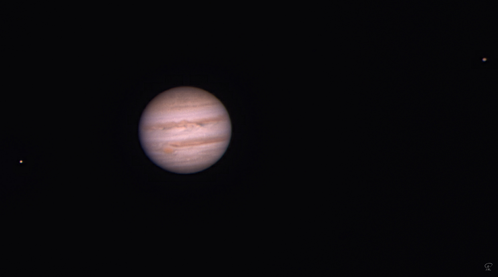 jupiter Jupiter mit Io und Ganymed Zur Abwechslung ein Planetenbild. Die spätherbstlichen Nächte mit nur kurzen Phasen klaren Himmels eignen sich nicht wirklich für Deepsky-Belichtungen, aber dafür stand gerade der Jupiter ziemlich im Zenit, und Planetenfotografie braucht keine langen Belichtungszeiten. Aufgenommen habe ich den Jupiter mit meinem Skymax 180 Maksutov-Cassegrain Teleskop in seiner nativen Brennweite von 2700mm, also ohne Vergrößerungslinsen. Als Kamera kam die Planetenkamera ZWO ASI662MC zum Einsatz, die einen sehr kleinen Sensor mit kleinen Pixeln besitzt. Aufnahmetechnik: Lucky Imaging Eine Sequenz von 30s bei 76fps wurde aufgenommen, von den Einzelframes dieser Sequenz wurden die besten 25% gestackt/gedrizzled/geschärft und anschließend sehr zurückhaltend nachbearbeitet. Ich wollte ein natürlich wirkendes, ehrliches Bild ohne übermäßiges Entrauschen, Schärfen oder Kontrastieren. Vor der Kamera war ein UHC Kontrastfilter und ein ADC (atmosphärischer Dispersionskorrektor) positioniert. Ganz korrekt war der ADC nicht eingestellt, daher sieht man ein wenig blau/rot Farbsäume um den Planeten, aber das habe ich leider erst nach sem Stacken der Frames gesehen - ich finde es aber nicht schlimm. Das Bild ist leicht gecroppt. Das atmosphärische Seeing war nicht furchtbar, aber auch nicht wirklich gut, auf perfekte Bedingungen warte ich nun schon seit zwei Jahren. Gestackt wurden aus dieser Sequenz 627 Frames, die Aufnahme habe ich mit Firecapture gemacht, zum Stacken kam der kostenlose PlanetarySystemStacker zum Einsatz. Es gibt bessere Aufnahmen, aber das ist ungefähr das, was dieses Teleskop liefern kann unter den lokal vorherrschenden Bedingungen.