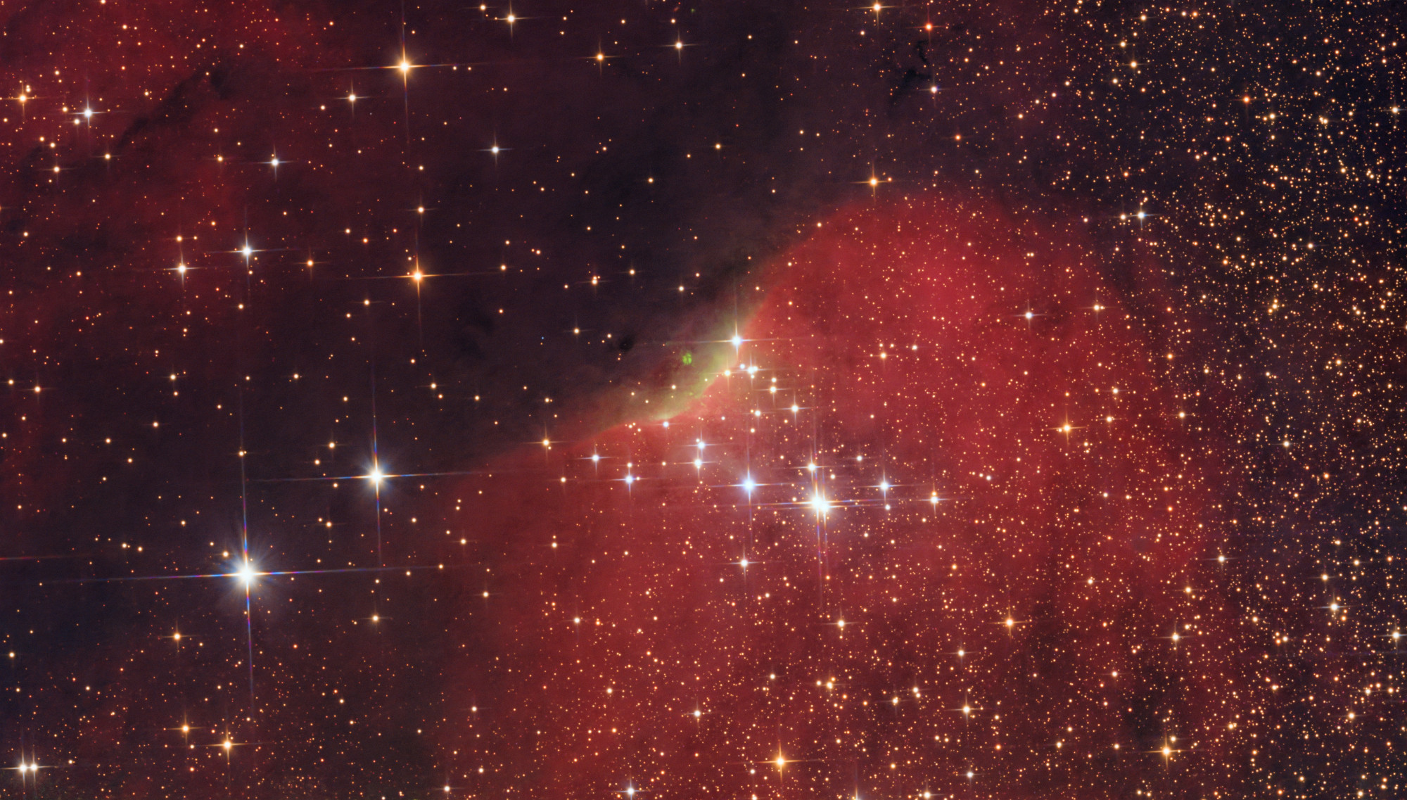 sh2-140_lrgb_ha_ir Das gezeigte Objekt ist SH2-140, das hauptsächlich H-alpha Anteile besitzt. Aber im NIR tauchte dann das unsichtbare Objekt SH 2-140 IRS 1 - 4 im Bild auf. Darüber konnte ich bislang nur sehr spärlich Informationen finden. NIR habe ich grün eingefärbt und wegen Fokus auf dieses spezielle Objekt ohne Sterne ins LRGB+Ha Bild integriert. Teleskop: Skywatcher 130/650 mm PDS Kamera: ZWO ASI585MM-Pro Filter: Astronomik DeepSky LRGB, Ha (12nm), ProPlanet 807 Nachführung: EQ6 Belichtungszeit insgesamt 27 h 23 min, verteilt auf den Zeitraum vom 9.5. bis 30.5.2025.