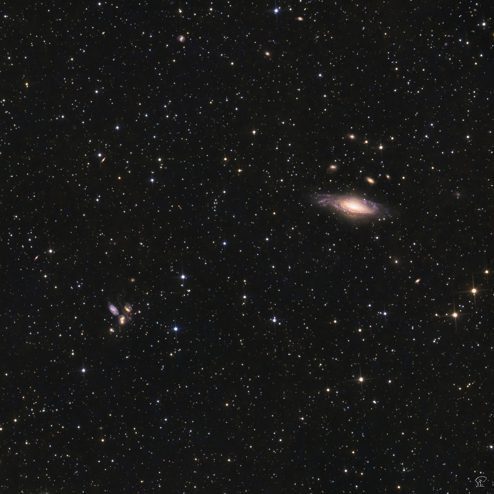 stephans_quintett + ngc7331 Stephans Quintett + NGC7331 Von Stephans Quintett gibt es tolle Aufnahmen vom James Webb Space Telescope, sowie auch vom Hubble Weltraumteleskop und anderen. Es ist aber doch ganz etwas Anderes, wenn man es selbst belichtet. Hier kam ein kleines Newtonteleskop zum Einsatz, dessen kleiner Spiegeldurchmesser kann die vielen Details natürlich nicht gut auflösen, aber ich bin dennoch nicht unglücklich mit dieser Aufnahme. Kamera: ZWO ASI533MC-Pro Optik: Skywatcher 130/650 PDS Filter: UV/IR-cut Nachführung: Skywatcher HEQ5 Pro Steuerung: ZWO ASIAIR Pro Belichtung: 78x 180s Bildbearbeitung: Astropixelprocessor, Pixinsight, Luminar AI, Luminar NEO, OM Workspace