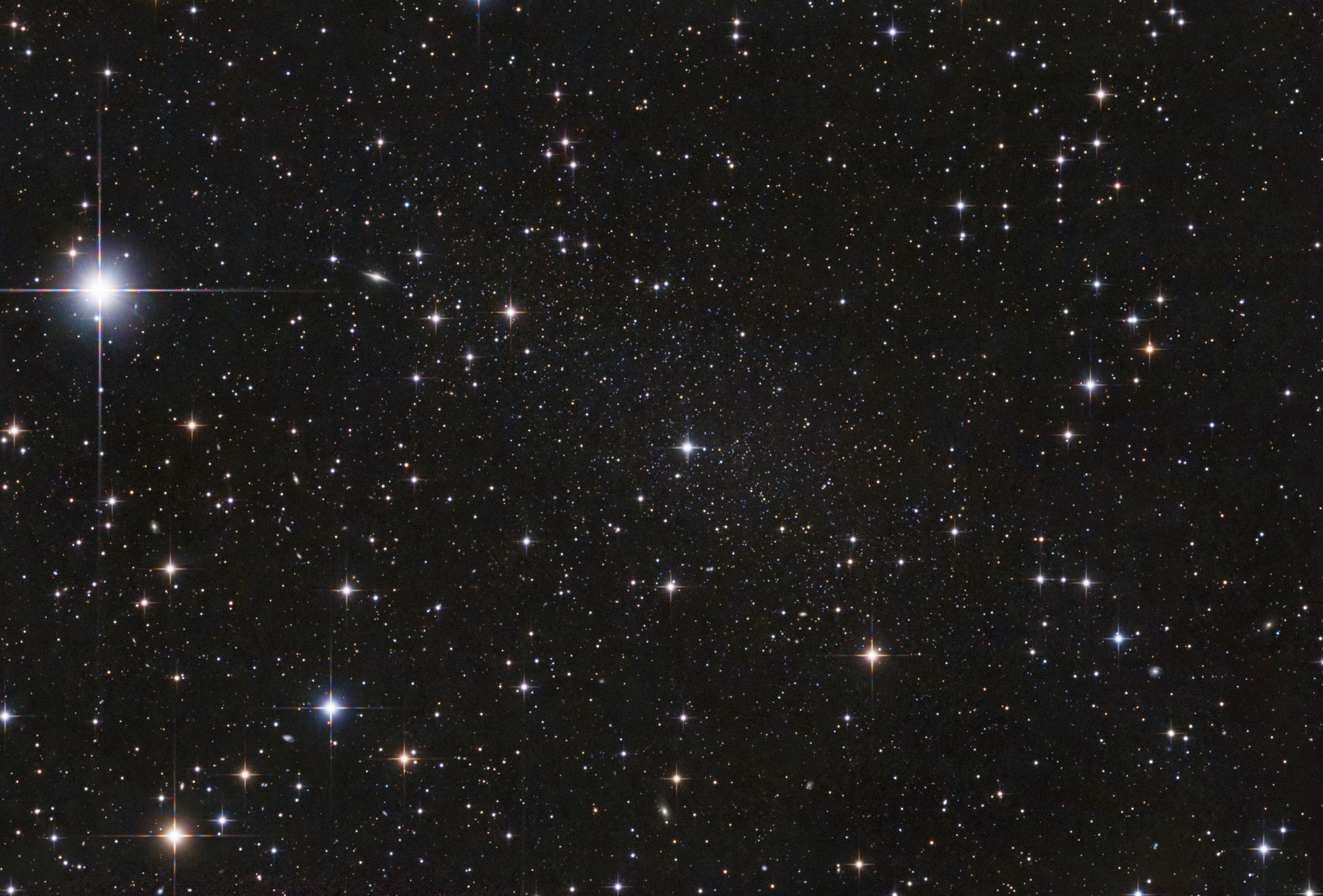 ursi Ich versuche seit Beginn meines Hobbys, die Zwerggalaxie Ursa Minor abzubilden; sie war für jedes meiner Teleskope bisher ein sehr schwieriges Ziel. Sie ist der mittelgroße milchige Fleck mit den winzigen Sternchen im mittleren Bildfeld. Dieses Bild ist nun auch das "First Light" meines neuen Lacerta Carbon Fotonewton 150/600 mit der ZWO ASI183MC-Pro. Aufgrund der instabilen Wetterbedingungen und der wenigen klaren Himmel habe ich mich dieses Mal gegen eine Monochromkamera entschieden. Dies ist das erste Mal, dass ich mit meinem Bild dieses Ziels einigermaßen zufrieden bin. UMi Dwarf ist zwar unspektakulär, aber schwierig abzubilden und daher auch wenig fotografiert. Die Zwerggalaxie Ursa Minor ist ein Trabant der Milchstraße und wurde 1955 von A. G. Wilson entdeckt. Entfernung: ca. 220.000 Lichtjahre. Die Sternentstehung in dieser Galaxie endete vor etwa 11–14 Milliarden Jahren. Belichtung: 595 x 60 s mit UV/IR-cut Filter.