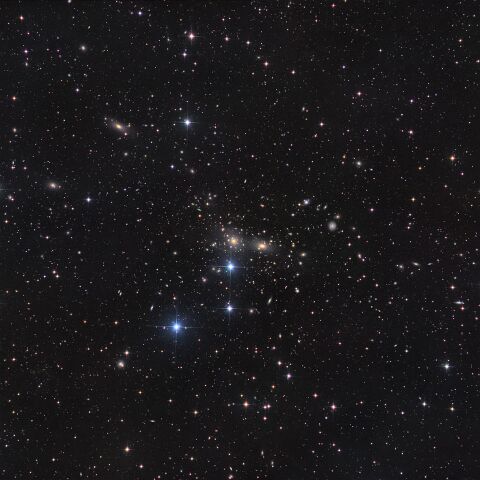 1656 Der Coma-Galaxienhaufen im Sternbild Haar der Berenike enthält über 1000 Galaxien in einer Entfernung von etwa 300 Millionen Lichtjahren. Der Durchmesser dieses...