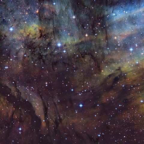 LBN327 Buntes Treiben im Cygnus: LBN 327 Teleskop: Lacerta Carbon Photonewton 150/600 Kamera: ZWO ASI533MM-Pro Filter: Astronomik Deep-Sky R, G, B, und Astronomik S,...