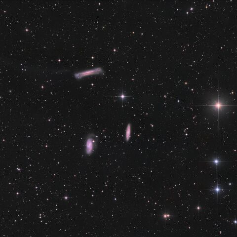 Leo-Triplet Wieder ein Bild vom SBIG CCD-Dinosaurier: Das Leo-Triplet. Wir sehen in dieser Weitfeldaufnahme mittig folgende Galaxien: unterhalb links Messier 66, rechts...