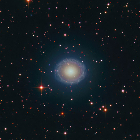 NGC 7217 crop NGC 7217, eine ringförmige Spiralgalaxie mit einem supermassiven schwarzen Loch im Zentrum, das sich mit Gasen umgibt und diese energetisiert. Die Ringstruktur...