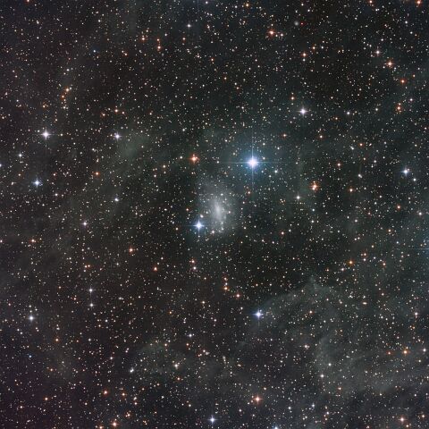 PGC16957 Für den Lacerta Newton habe ich eine 11 Millionen Lichtjahre entfernte Galaxie ausgesucht, die hinter Staub und Sternen unserer Milchstraße hervorblinzelt -...