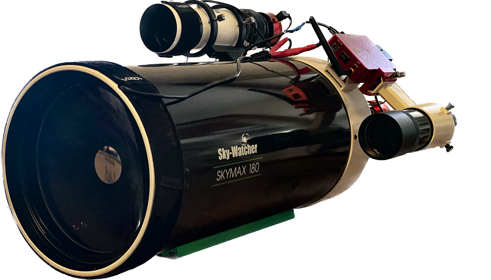 skymax180 Maksutov-Cassegrain Teleskop Skywatcher Skymax 180 mit Sucherfernrohr und Leitrohr+Kamera, Steuereinheit, Motorfokus. Dieses Teleskop ist mit seiner großen Brennweite von 2700mm und seiner kleinen Lichtstärke von f15 ein Spezialist für Aufnahmen von Mond und Planeten. Aber nicht nur - wenn man experimentierfreudig ist. Durch seine kompakte Bauweise spiele ich gerne damit, auch wenn es selbst mit Reduzierlinse nur wenig Lichtstärke hat. Ich habe es bereits erfolgreich für Deep-Sky Aufnahmen missbraucht, und freue mich auf weitere Experimente in diese Richtung.