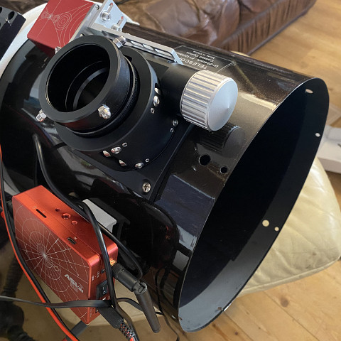 IMG_5579 Bild von der Modifikation meines 10-Zoll Newtonteleskops. Hier wird ein Skywatcher 250 PDS getunt: Tubus innen mit schwarzem Velours gegen Reflexionen...