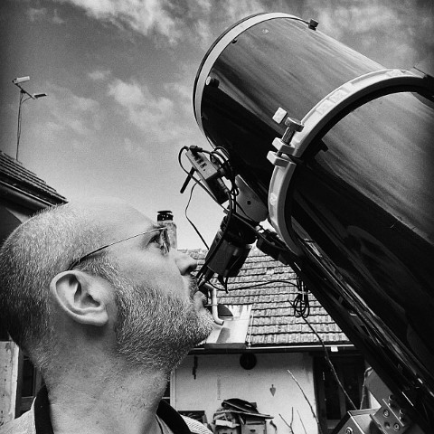 teleskop_mit_walter_sw Hier teste ich misstrauisch, ob meine zierliche Nachführung mit dem 10-Zoll Newtonteleskop umgehen kann. Und sie kann - solange es windstill ist...