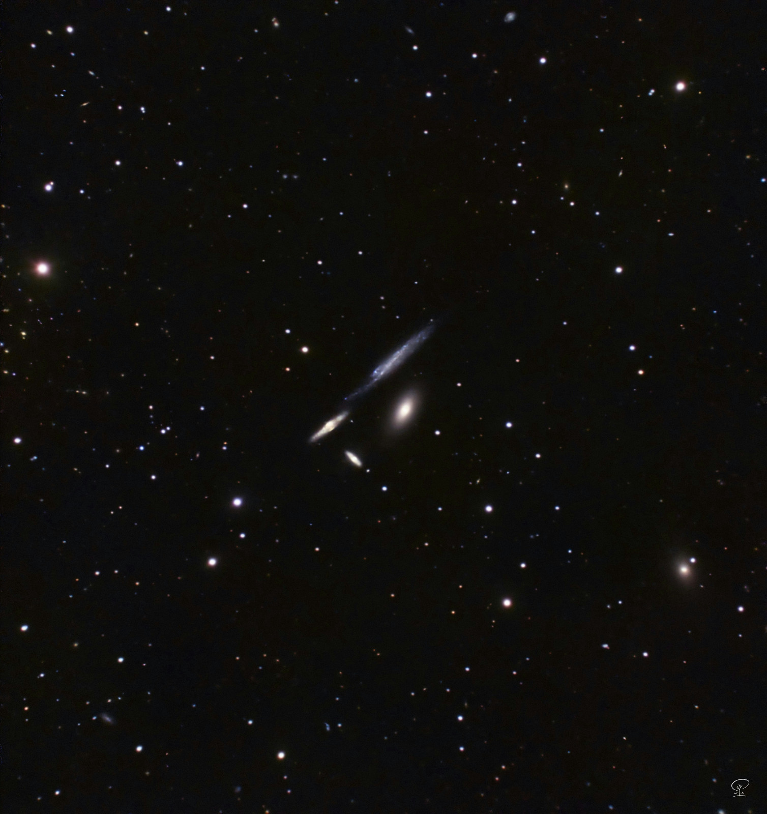 Box Hickson 61- "The Box" in Coma Berenices Ich habe dieses Galaxien-Quartett mit meinem modifizierten Skywatcher Skymax 180 Maksutov-Teleskop aufgenommen. Das war sozusagen dessen Bewährungsprobe an Deep-Sky Objekten. Maksutov Teleskope haben bei kompakter Bauweise eine enorme Brennweite, bauartbedingt sind sie allerdings leider lichtschwach, weshalb man diese nur für Planeten und Mondaufnahmen verwendet. Ich habe hier probiert, wie das Teleskop mit einer Reduzierlinse, die eigentlich für Schmidt-Cassegrain Teleskope berechnet ist, an Deep Sky Objekten performen kann. Interessanterweise schrumpft der Reduktionsfaktor des 0,63x Reducers in dieser speziellen Konfiguration auf einen Faktor von 0,45x - das katapultiert das Öffnungsverhältnis von f15 auf f6,67 bei einer resultierenden Brennweite von 1218mm. Es funktioniert also, wie man sieht. Zwar nicht perfekt - an den Rändern und in den Ecken sind eiförmige Sterne auszumachen, ist aber nicht wirklich dramatisch. Teleskop: Skywatcher Skymax 180 mit 0,63x Reducer Kamera: ZWO ASI533MC-Pro Filter: UV/IR-cut Nachführung: ZWO AM5 Steuerung: ZWO ASIAIR-Plus Software: Astropixelprocessor, Pixinsight, LuminarAI Belichtungszeit: 117x 180s