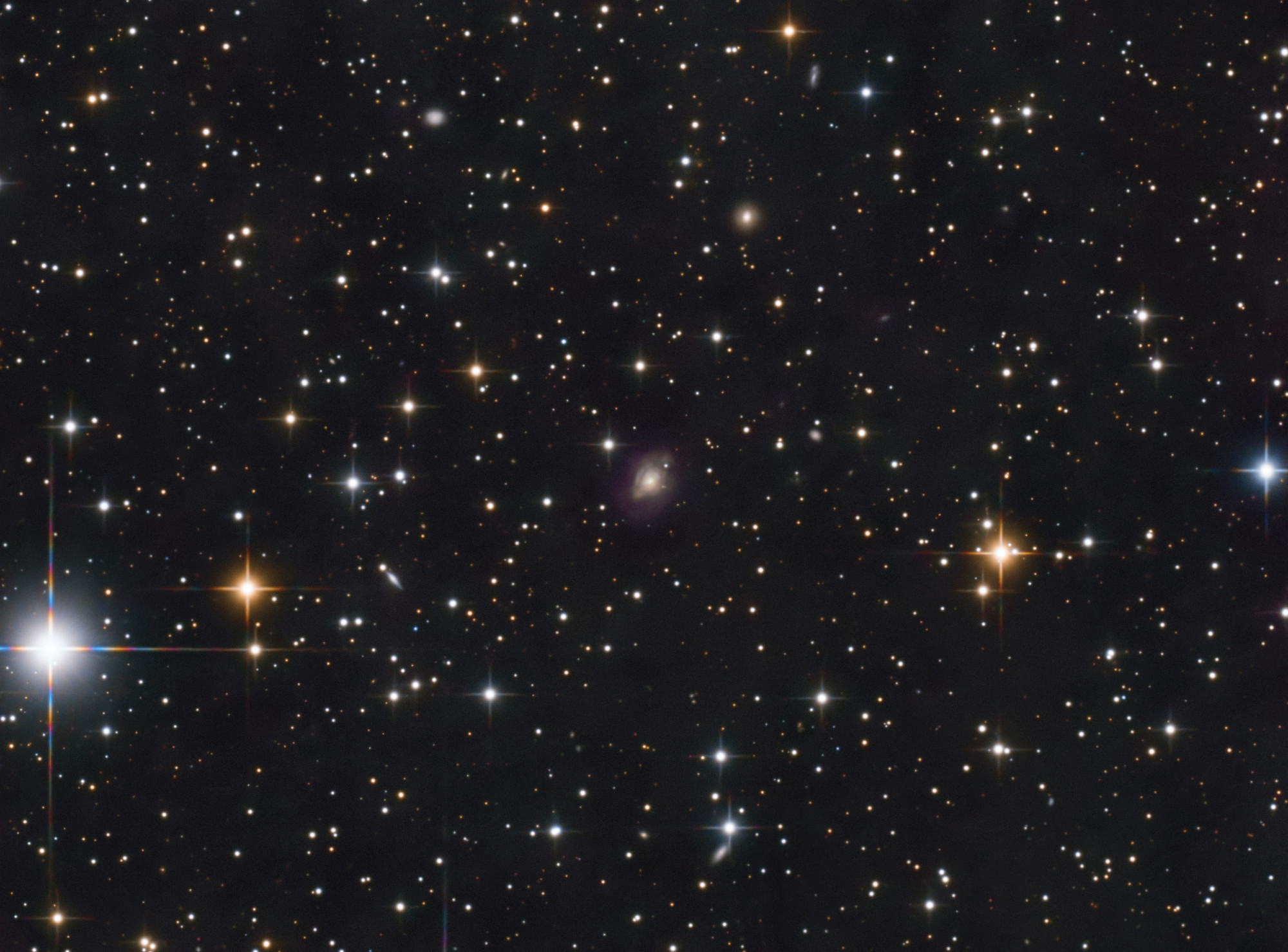 NGC7543_Atik420c Zum Testen einer älteren gebrauchten Farb-CCD Kamera, die ganz gut die speziellen Anforderungen erfüllt, die ich haben wollte, habe ich hier eine winzige Galaxie ausgesucht, die eine Winkelausdehnung von 1,1 x 0,9 Bogenminuten misst und von einem sehr schwachen Sternenstrom umgeben ist, welchen ich nach 29 Belichtungsstunden mit dieser Kamera nachweisen konnte. Es handelt sich um NGC 7543 in der Konstellation Pegasus, die Galaxie ist etwa 318 Millionen Lichtjahre entfernt und hat einen geschätzten Durchmesser von 100000 Lichtjahren. Es werden häufig Supernovae in dieser Galaxie beobachtet - nur jetzt gerade leider nicht. Teleskop: Lacerta Carbon Photonewton 150/600 mm Kamera: Atik 420 C Filter: Astronomik L2 Luminanz Nachführung: Losmandy G11 Steuerung: N.I.N.A. auf Mini-PC Belichtung: 1160 x 90 s